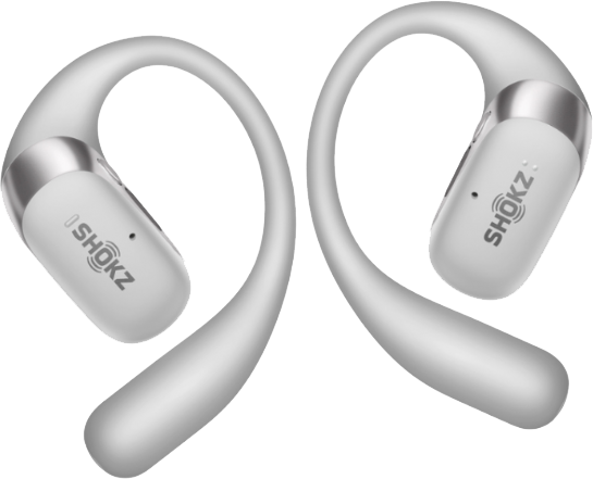 Két fehér Shokz csontvezetéses fejhallgató. Ívelt kialakításúak, fülkampókkal és ezüst színű díszítéssel.