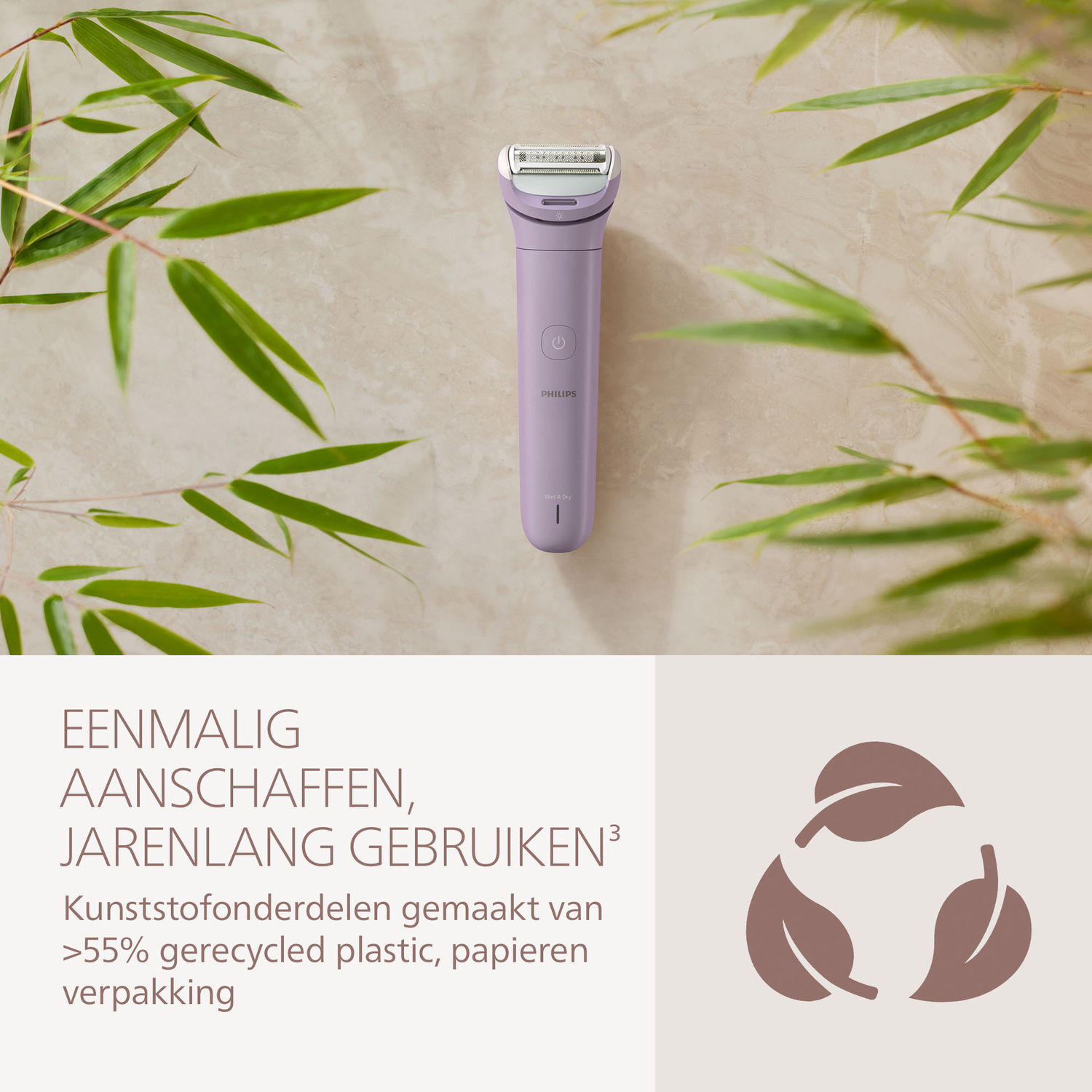 Een paarse Philips elektrische scheerapparaat staat centraal, omringd door groene bamboebladeren op een beige achtergrond. Recyclingsymbool rechtsonder.