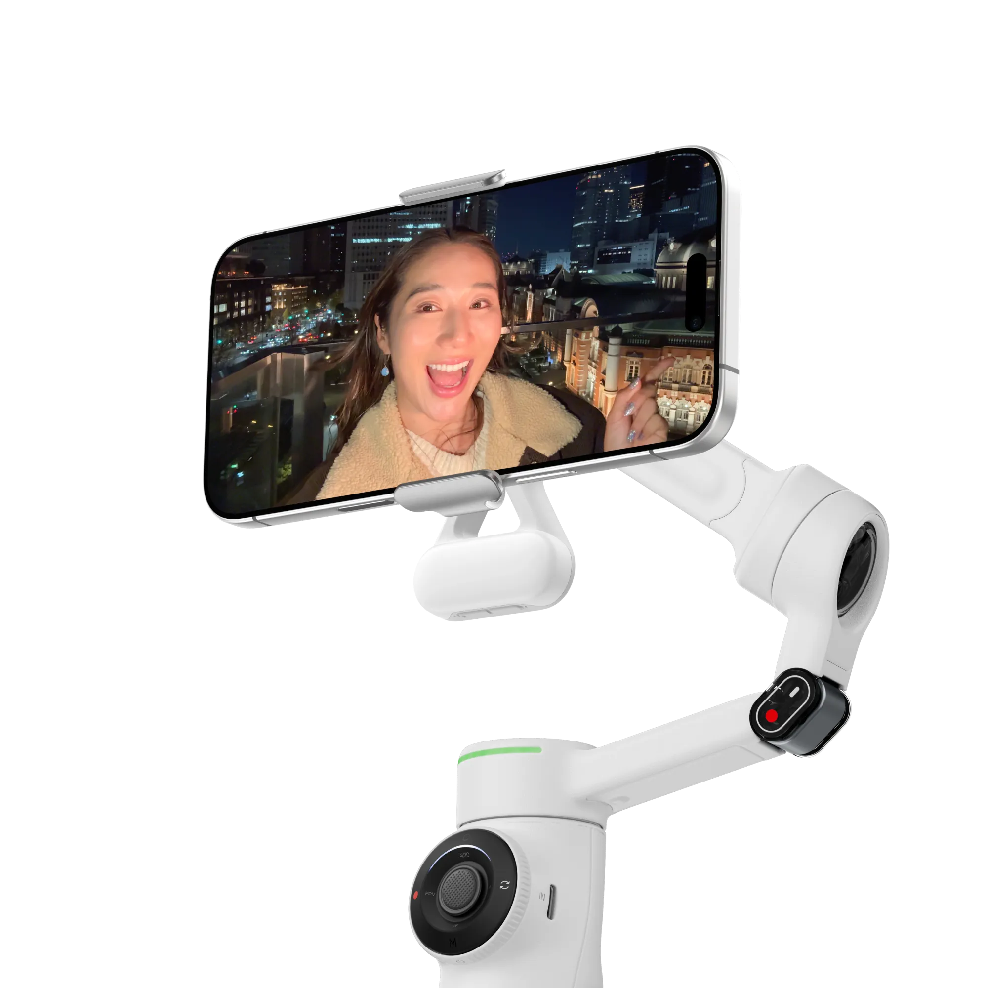 Frau, die mit einem Gimbal eine Stadtansicht bei Nacht aufzeichnet. Der Bildschirm zeigt die Stadt. Das Gimbal ist weiß.