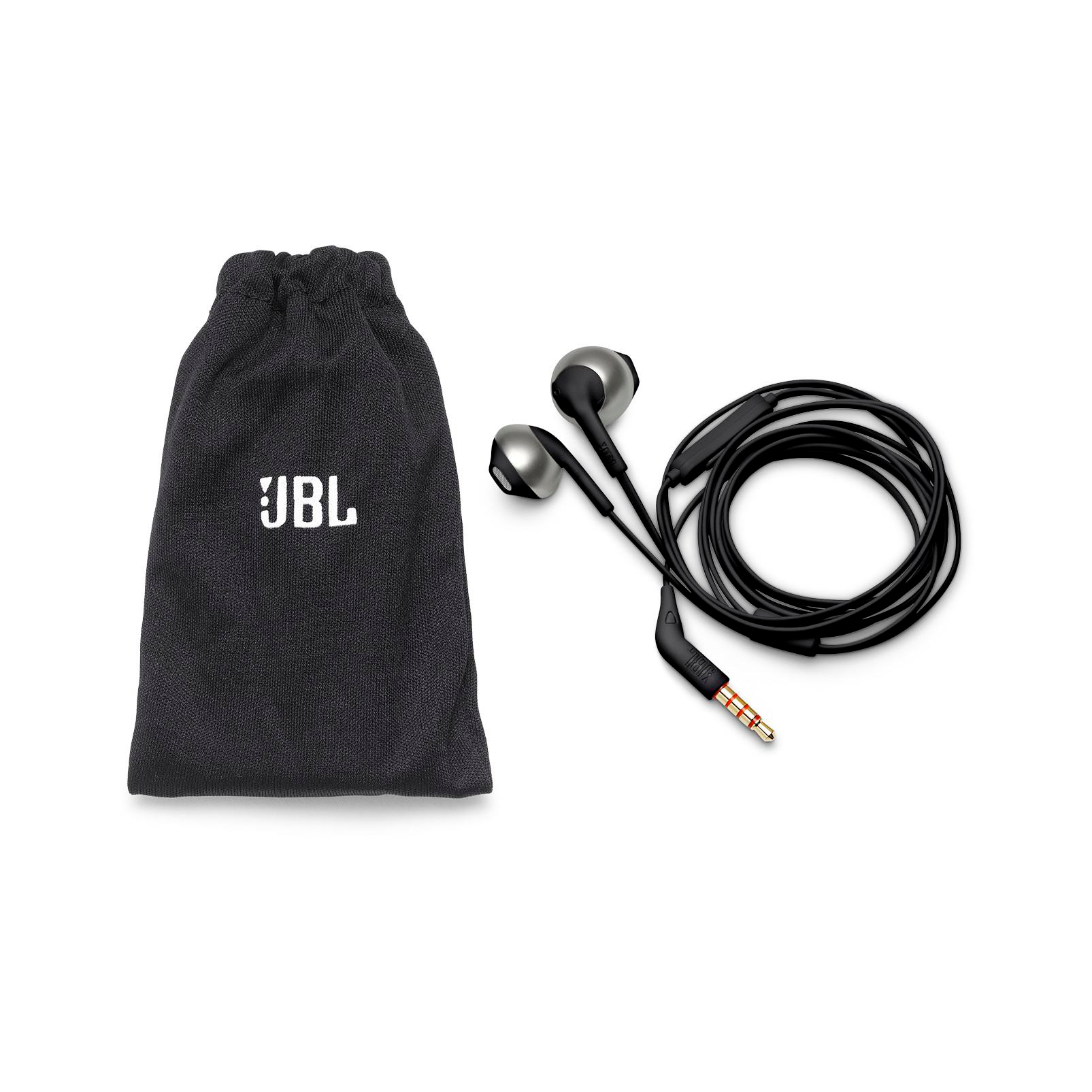 Schwarze JBL-Ohrhörer und -Tasche auf weißem Hintergrund. Ohrhörer haben silbernes Finish. Tasche hat JBL-Logo.
