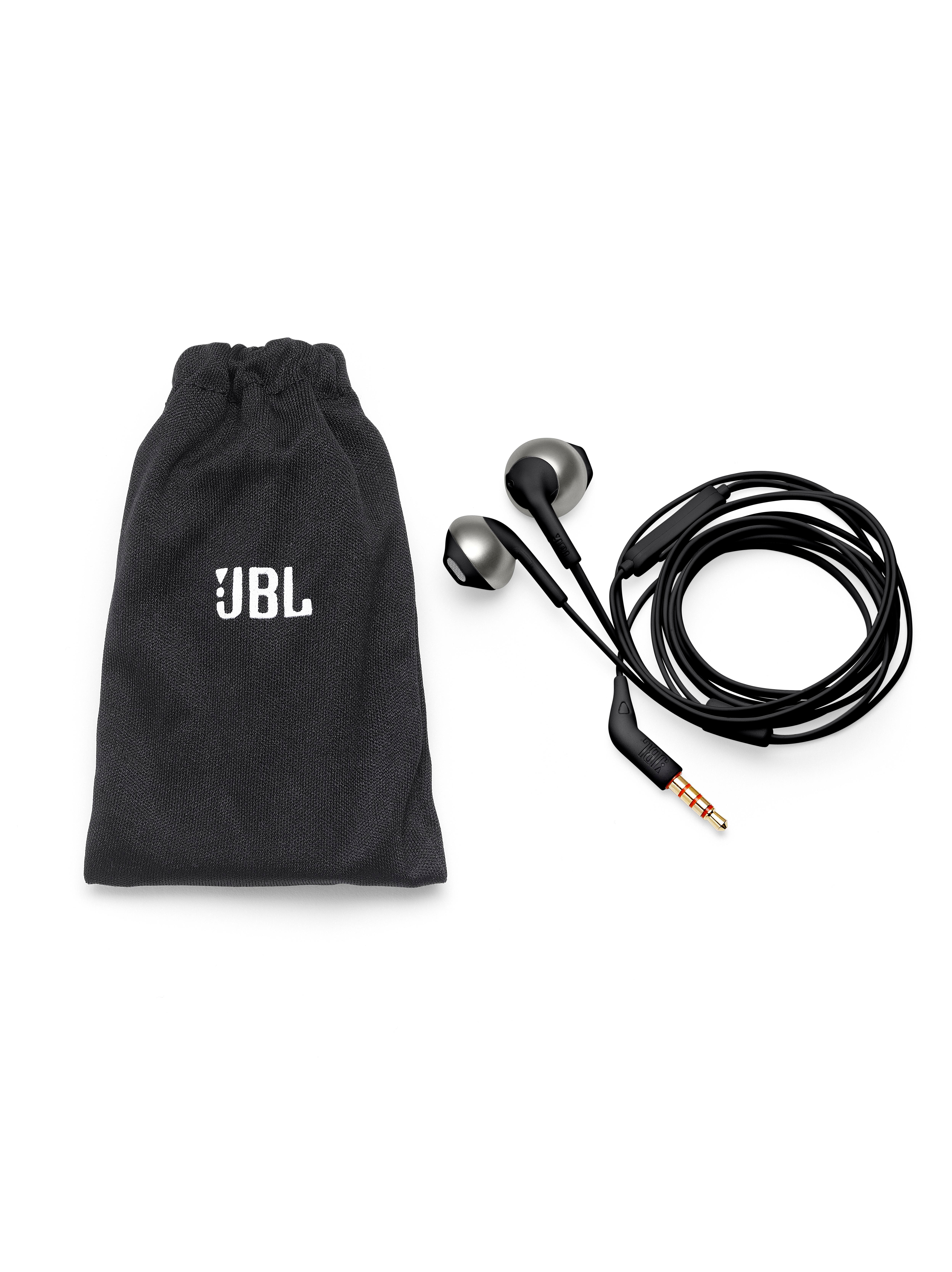 Kopfhörer und ein Beutel auf weißem Hintergrund. Der Beutel ist schwarz mit weißem JBL-Text. Kopfhörer sind metallisch.