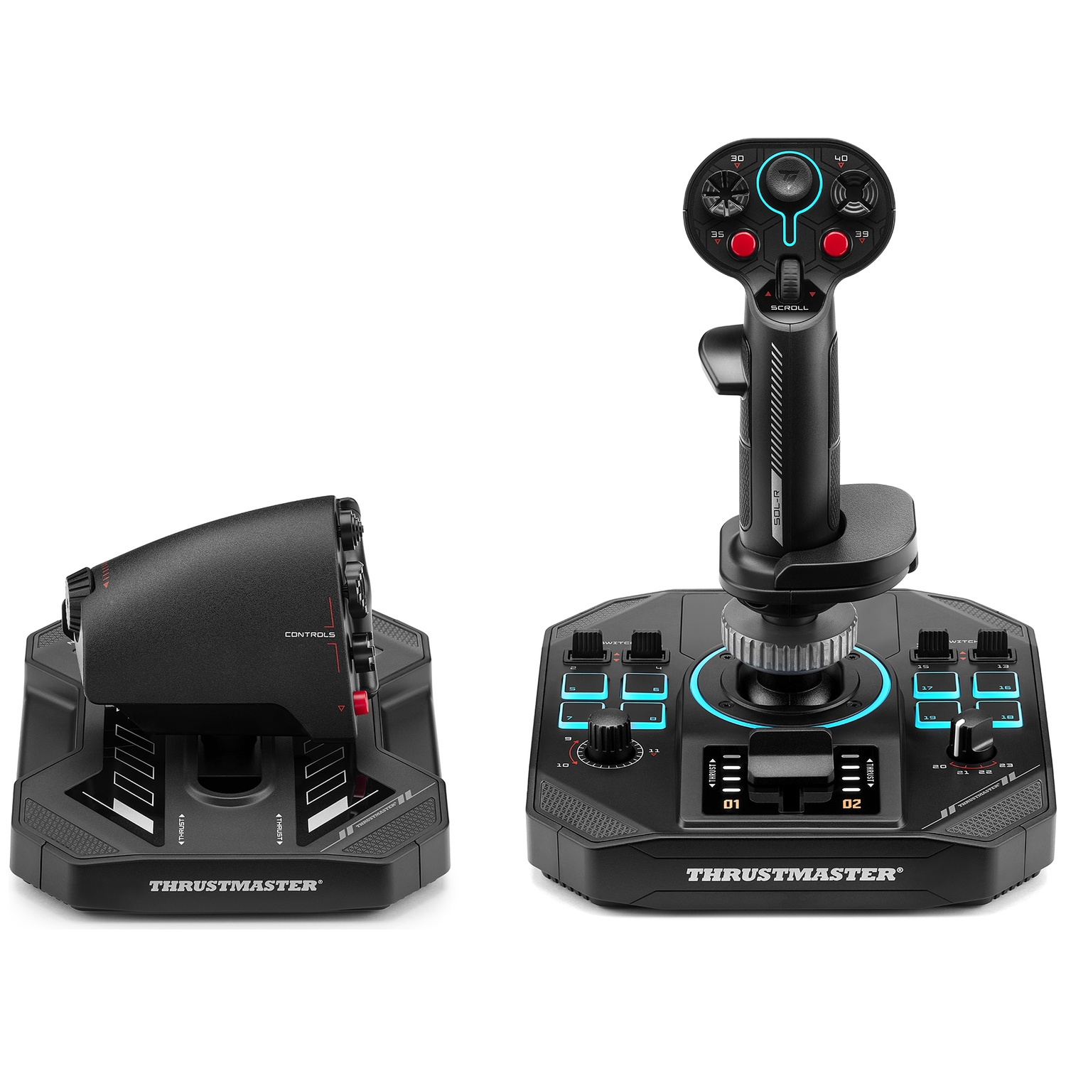 Twee zwarte Thrustmaster flight controllers. Eén is een joystick, de andere heeft gashendelbediening. Beide hebben blauwe en rode accenten.