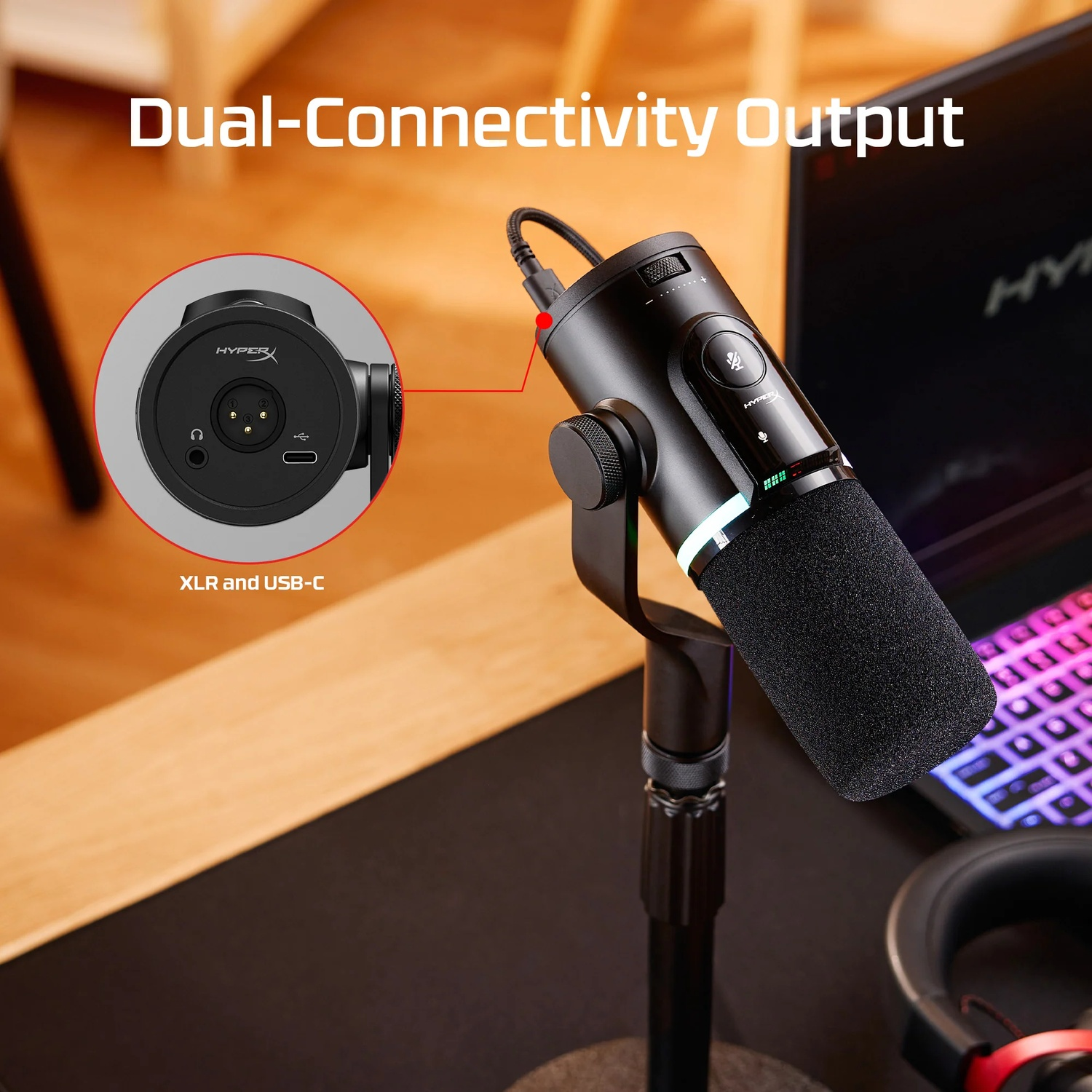Un microphone noir avec mousse, sur pied. Montre ports XLR et USB-C. Un ordinateur portable et un casque en arrière-plan.