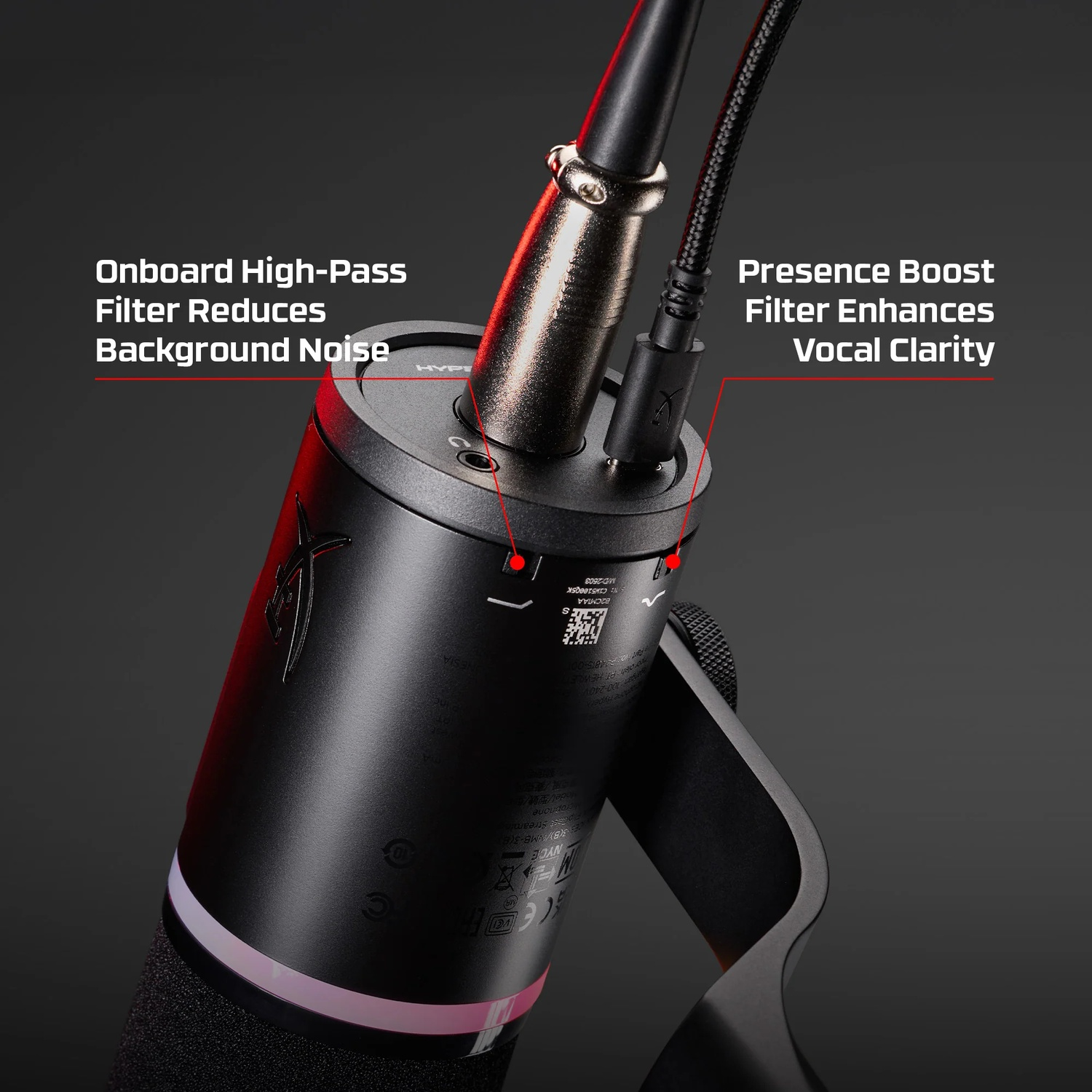 Gros plan d'un microphone noir avec des câbles connectés. Le texte met en évidence les fonctionnalités : filtre passe-haut pour le bruit et amplification de la présence.