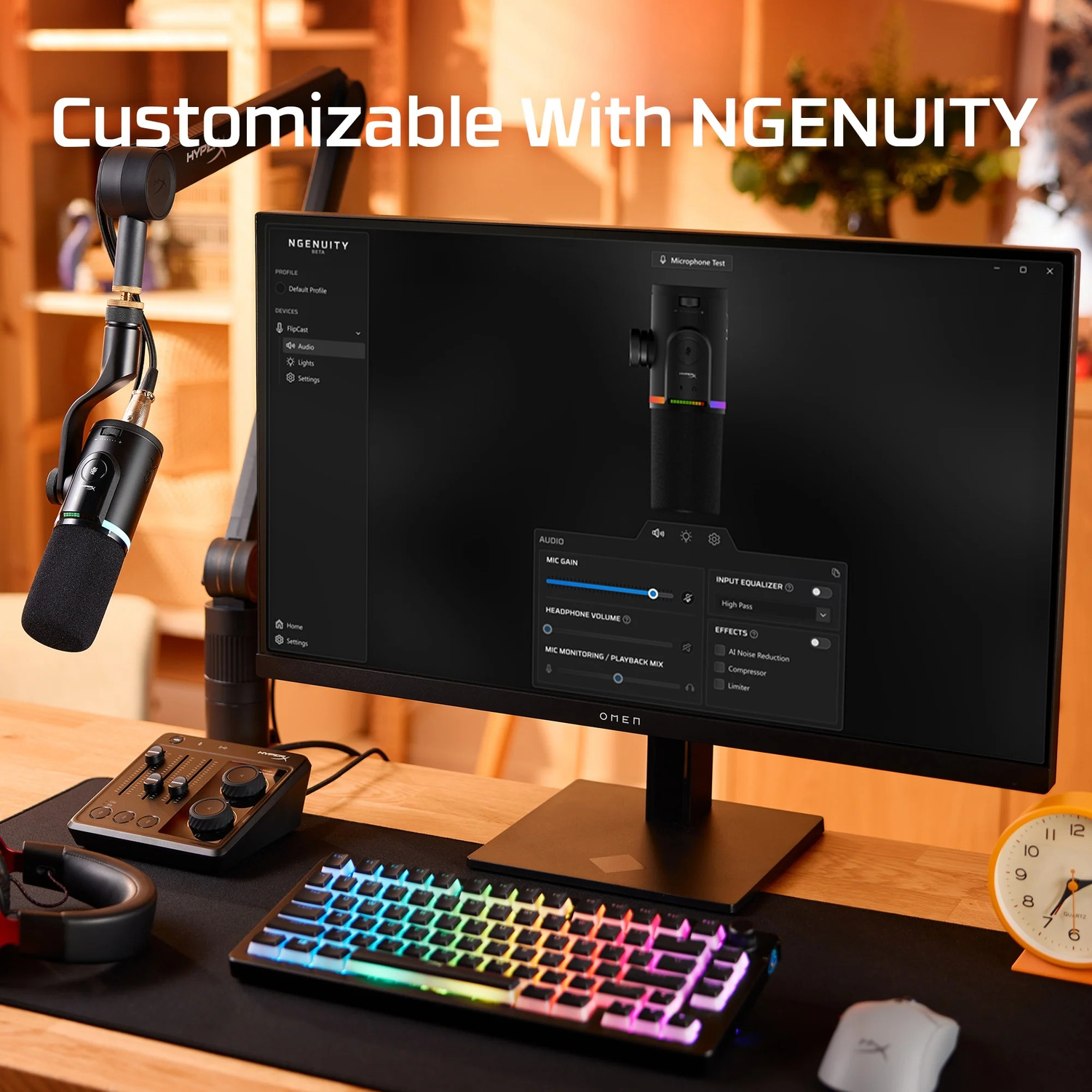 Configuration de jeu avec microphone, écran affichant les paramètres audio, clavier avec lumières RVB et souris sur un bureau.