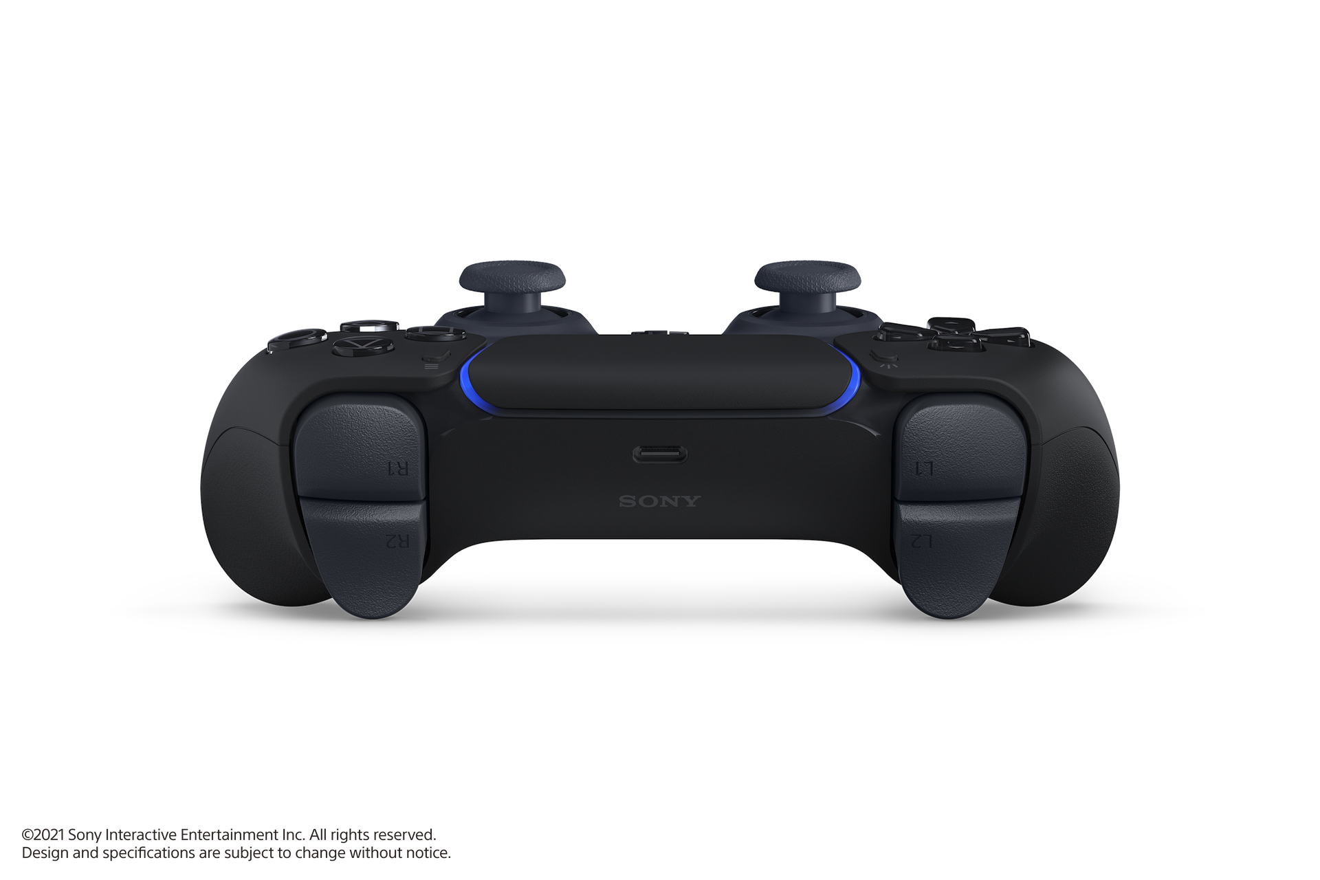 Ein schwarzer Sony PlayStation 5-Controller ist zentriert. Er hat zwei Analogsticks, Tasten und einen USB-Anschluss. Der Hintergrund ist weiß.