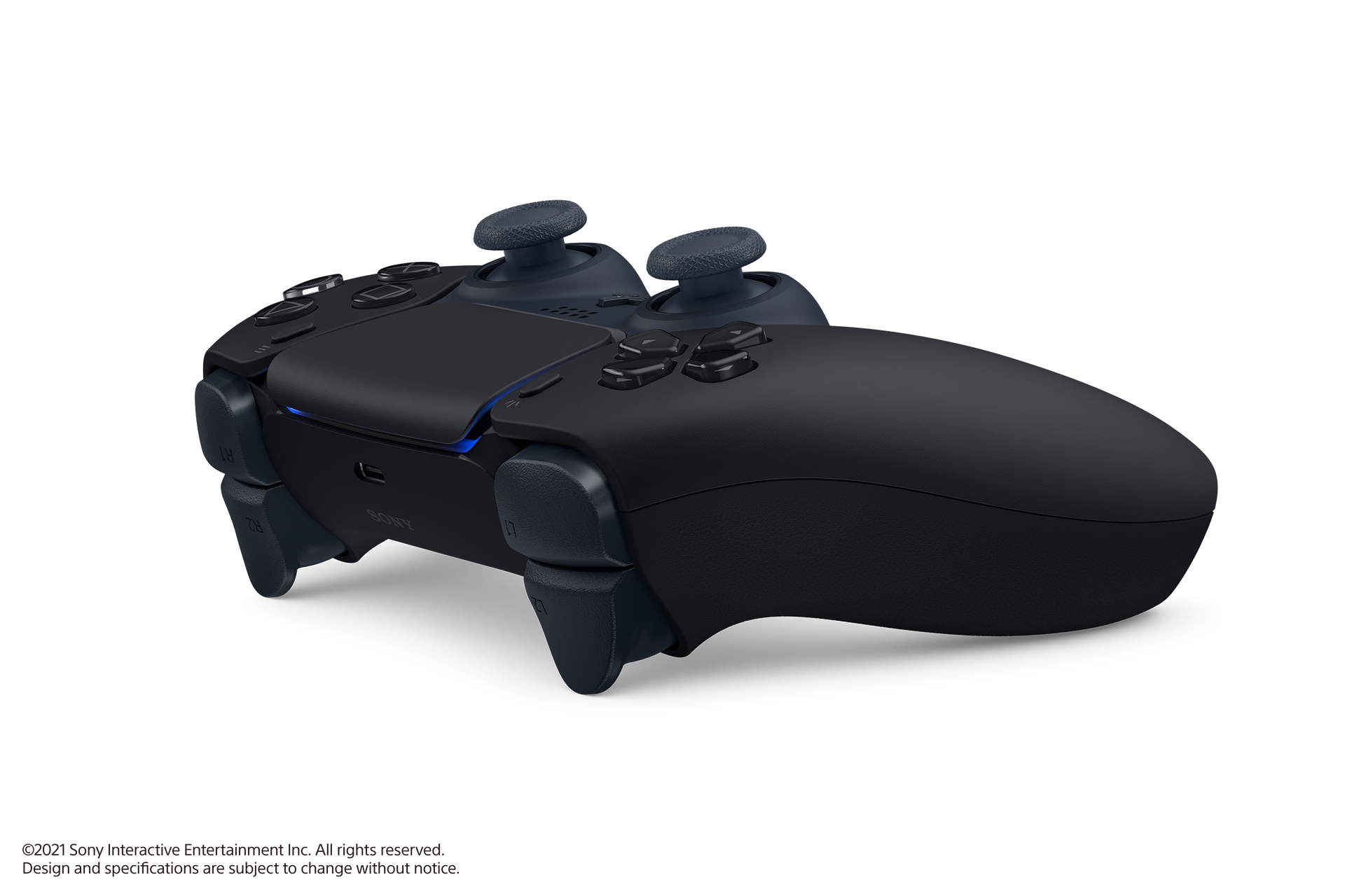 Schwarzer PlayStation 5-Controller auf Weiß. Merkmale sind Joysticks, Tasten und Trigger. Das Sony-Logo ist sichtbar.