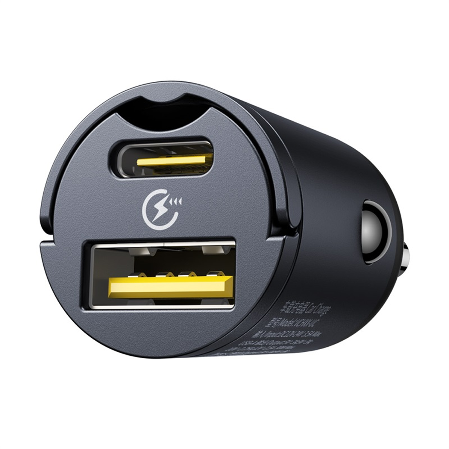 Un cargador de coche negro con dos puertos USB, uno USB-C y un símbolo de rayo, con interiores amarillos. El cargador está sobre un fondo blanco.