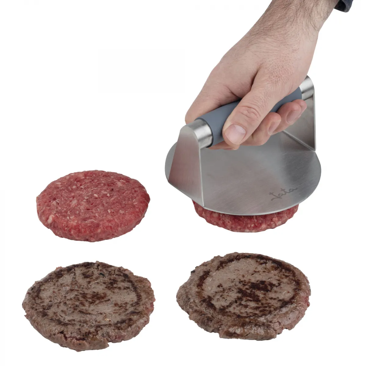 Una mano presiona una hamburguesa con una prensa. Hay hamburguesas crudas y cocinadas. Fondo blanco.
