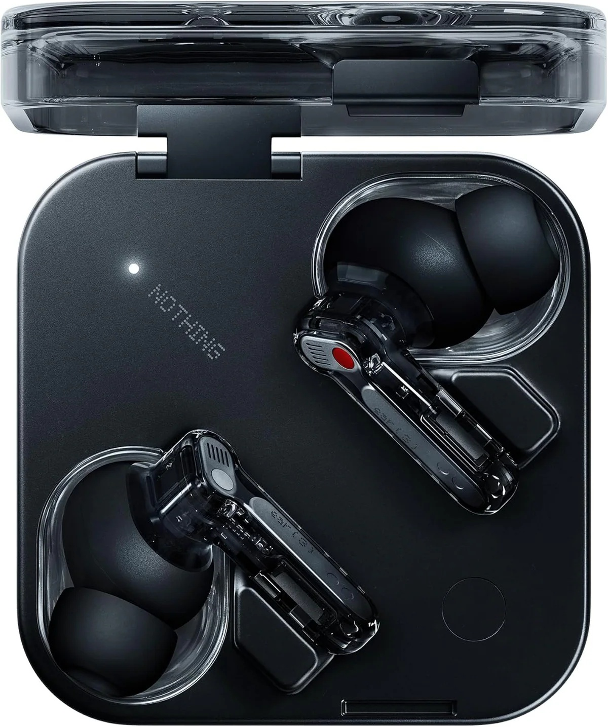 Estuche de auriculares negro y transparente con auriculares dentro. La marca 'NOTHING' es visible. El estuche está abierto.