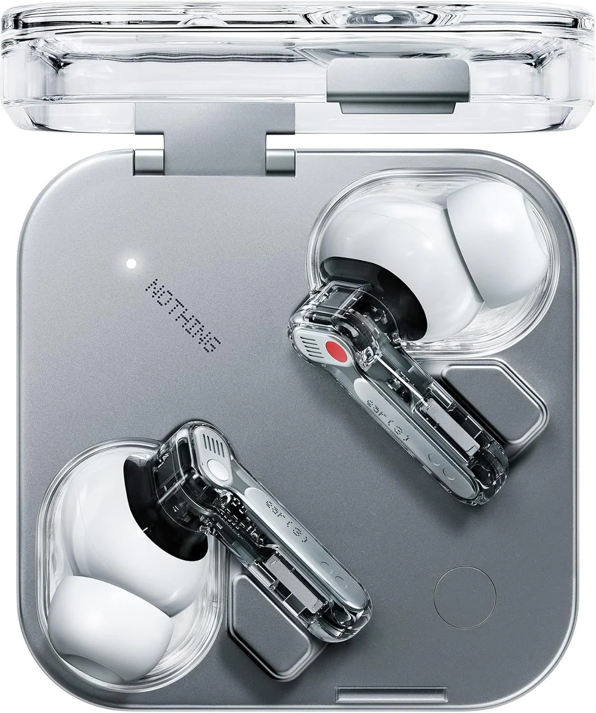 Estuche gris abierto con dos auriculares blancos. Los auriculares tienen tallos transparentes y detalles rojos.