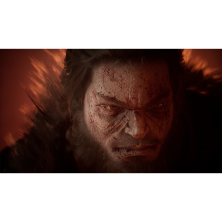 Primer plano de la cara de un hombre con expresión feroz. Manchas de sangre en la cara. Fondo oscuro con tonos anaranjados.