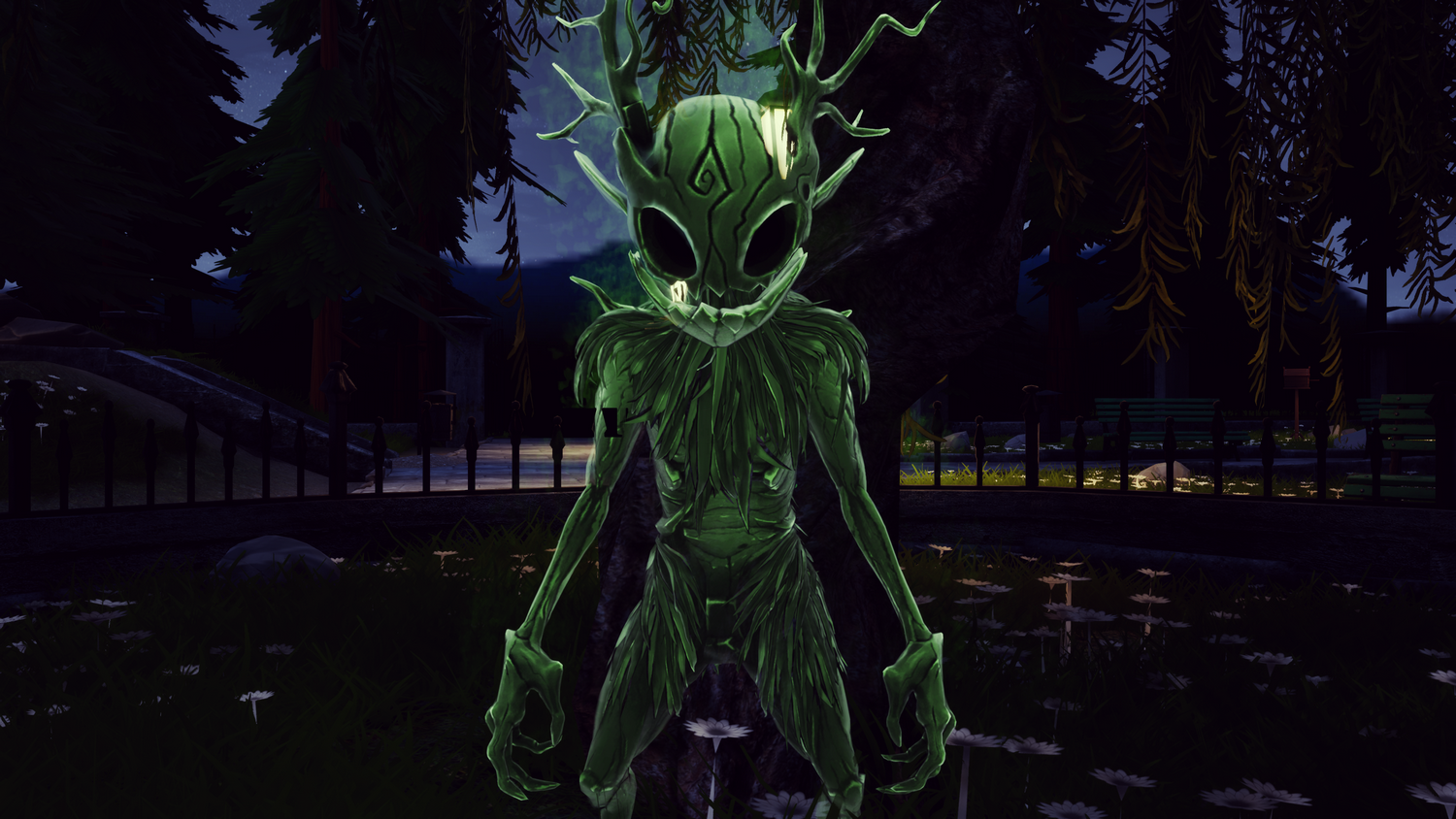 Una figura humanoide verde con cornamenta, en un parque oscuro. Tiene ojos grandes y está frente a una valla y flores.