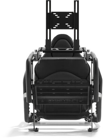 Czarny fotel do gier z zamontowanym uchwytem na ekran. Krzesło ma zagłówek i podnóżek, na białym tle.