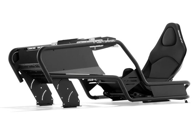 Czarny symulator wyścigów Playseat z siedzeniem, ramą i elementami montażowymi, na białym tle. Marka jest widoczna.