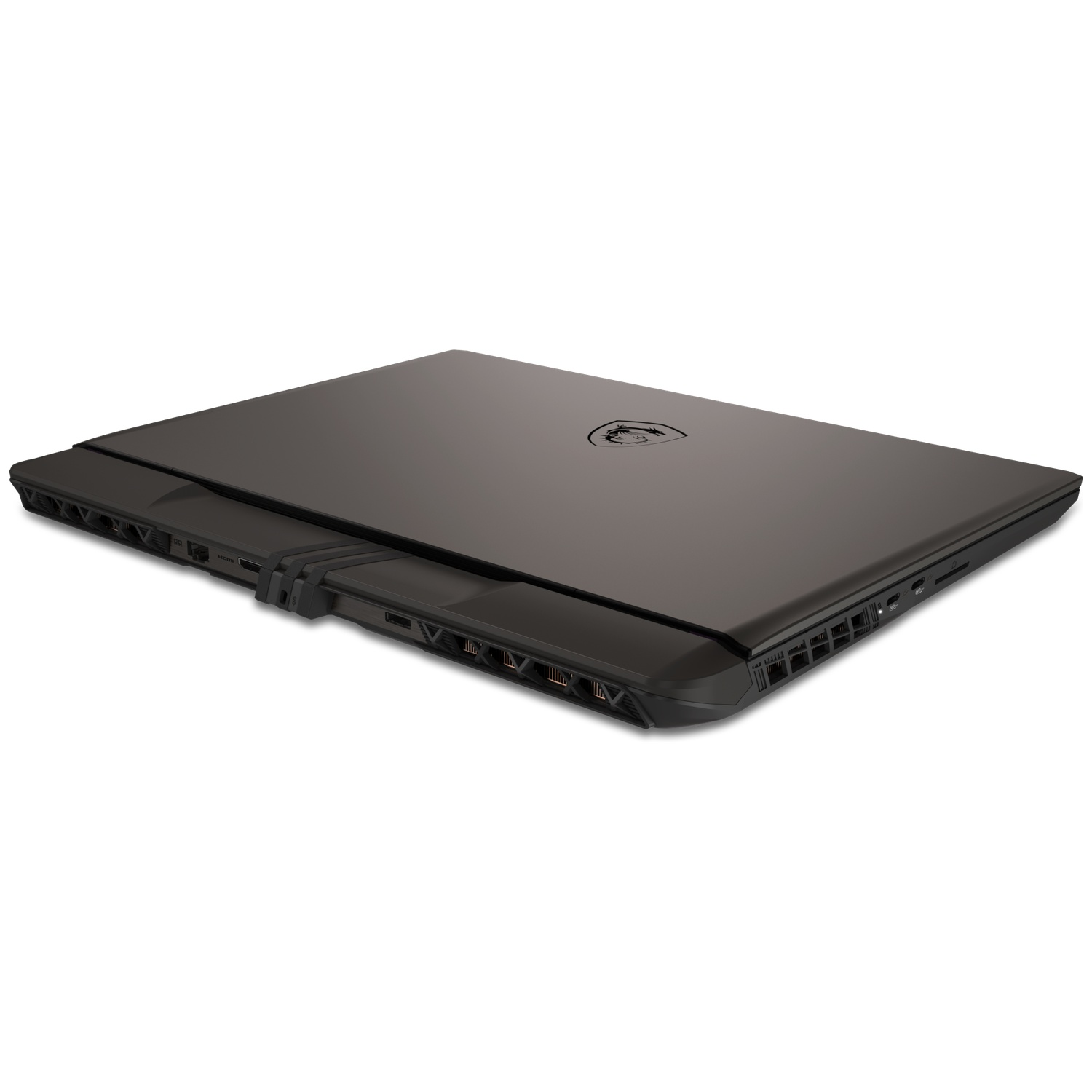 Een zwarte MSI-laptop wordt getoond, gesloten en iets gekanteld. Het MSI-logo is zichtbaar op het deksel. Poorten en ventilatieopeningen zijn aanwezig.