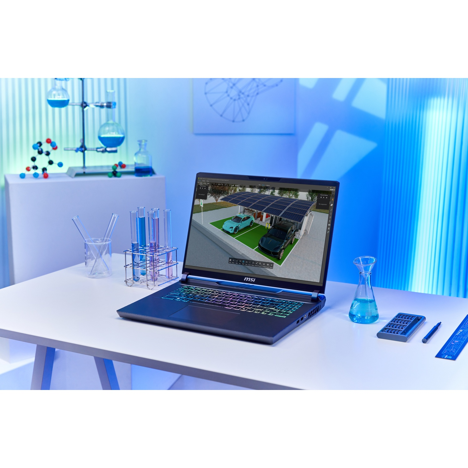 Een laptop toont een auto-ontwerp onder zonnepanelen. Laboratoriumapparatuur, waaronder bekers en reageerbuizen, omringt de laptop.