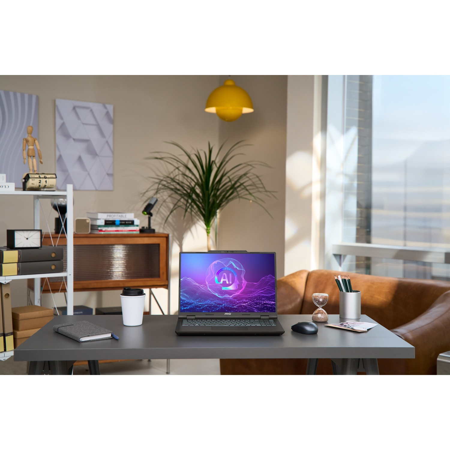 Laptop op een bureau met koffiekop, notitieboek, potloden en zandloper. Achtergrond: raam en plant.