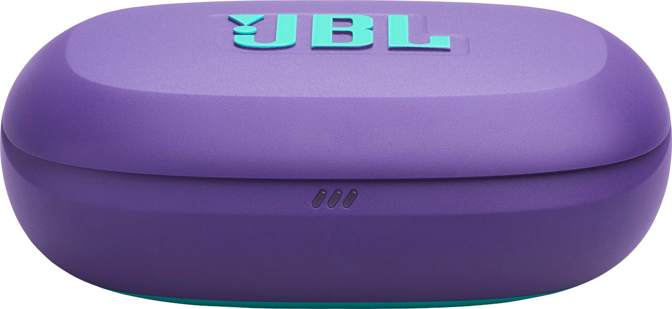 Un étui d'écouteurs JBL violet. Il a une forme arrondie avec le logo JBL turquoise sur le dessus. L'étui a trois petits trous.