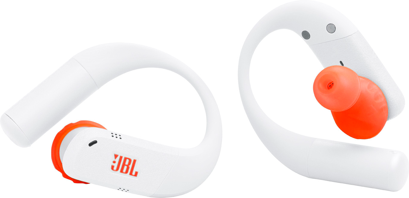Deux écouteurs de sport JBL blancs et oranges sur fond blanc. L'un a un écouteur inséré. Le logo JBL est visible.