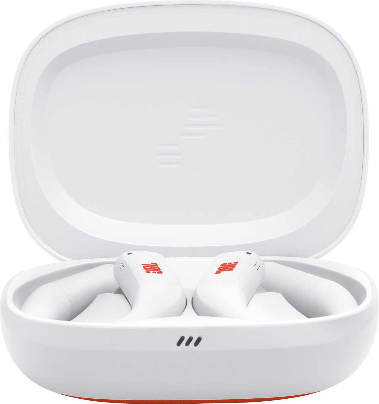 Écouteurs JBL blancs dans un étui de chargement blanc ouvert. Les écouteurs et l'étui ont des logos JBL orange. Le fond est blanc.