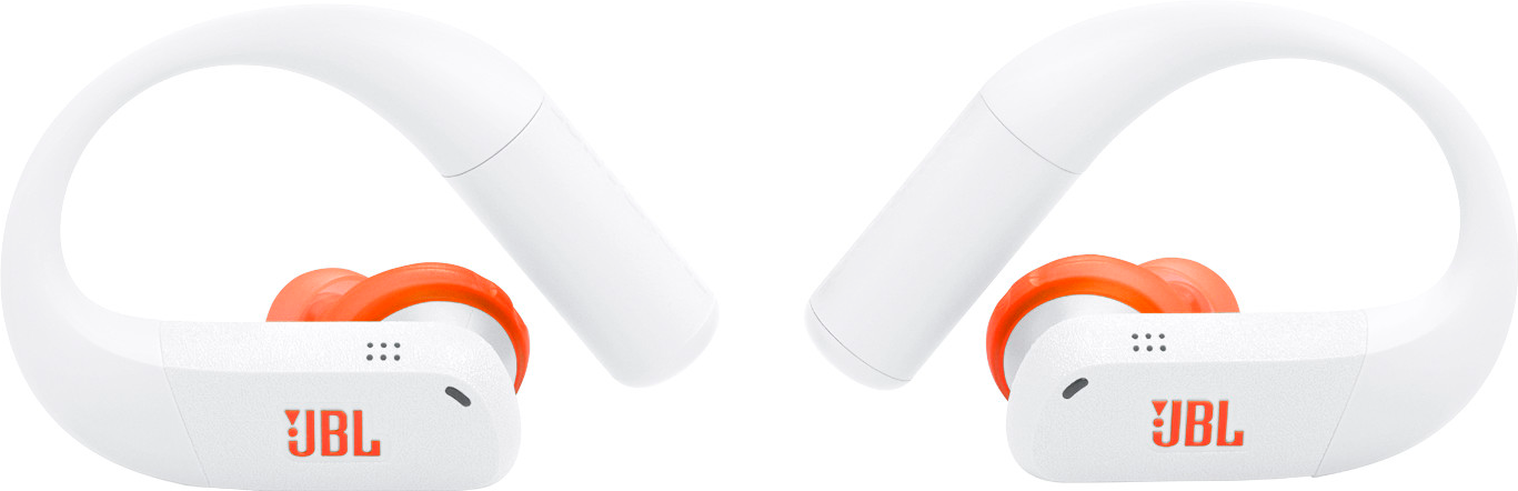 Deux écouteurs JBL blancs avec des accents oranges. Chacun a un crochet d'oreille incurvé. Le fond est blanc.