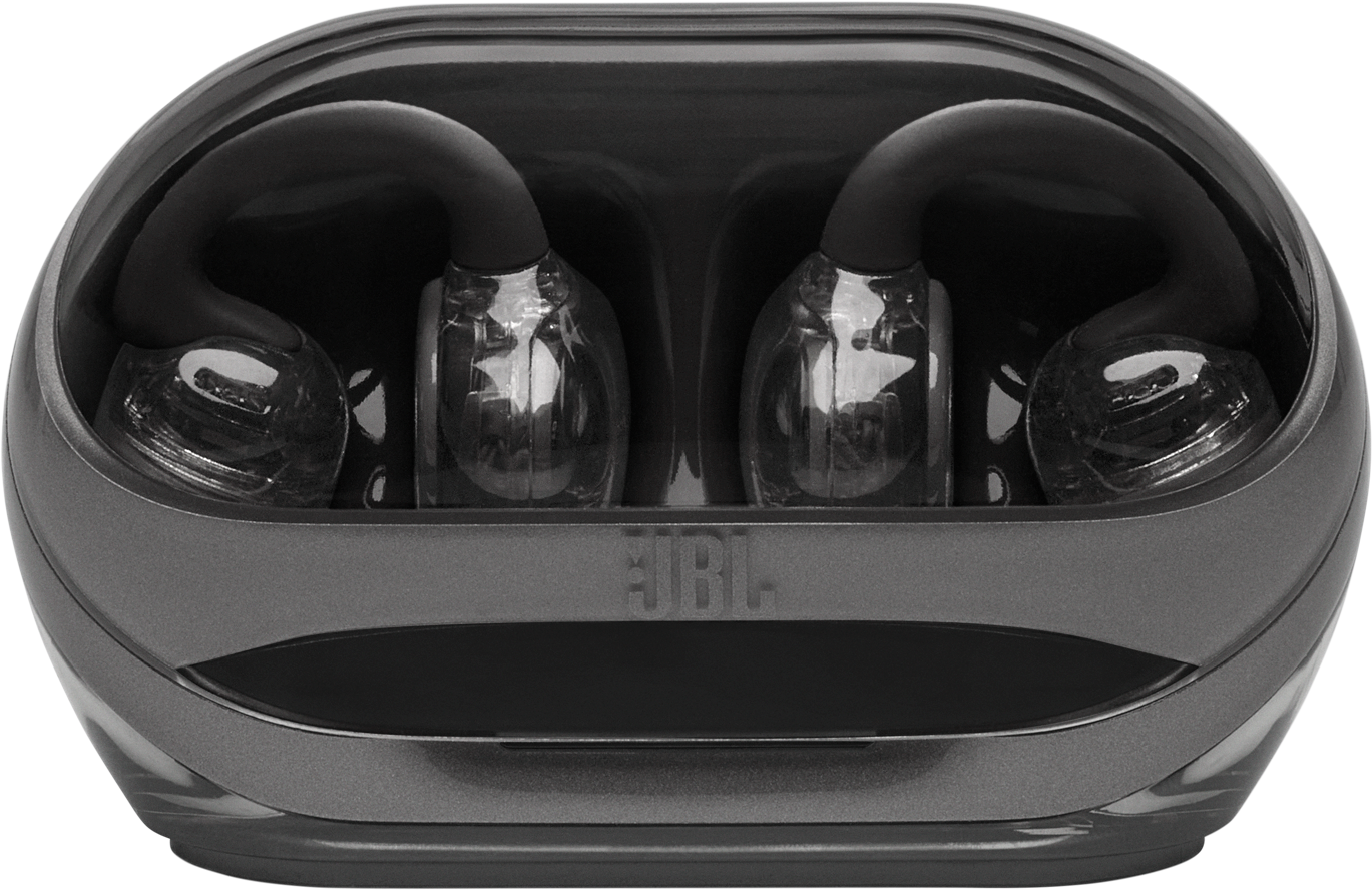 Ohrhörer in einem Ladecase. Das Case ist grau, mit dem JBL-Logo. Ohrhörer sind schwarz und transparent.