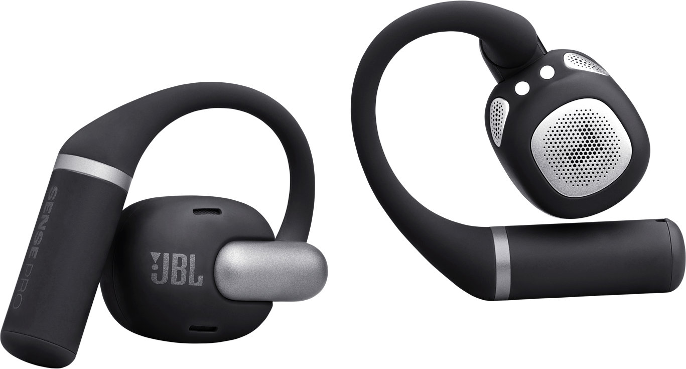 Zwei schwarze JBL Sense Pro-Kopfhörer mit silbernen Akzenten. Einer zeigt das JBL-Logo. Der Hintergrund ist schwarz.