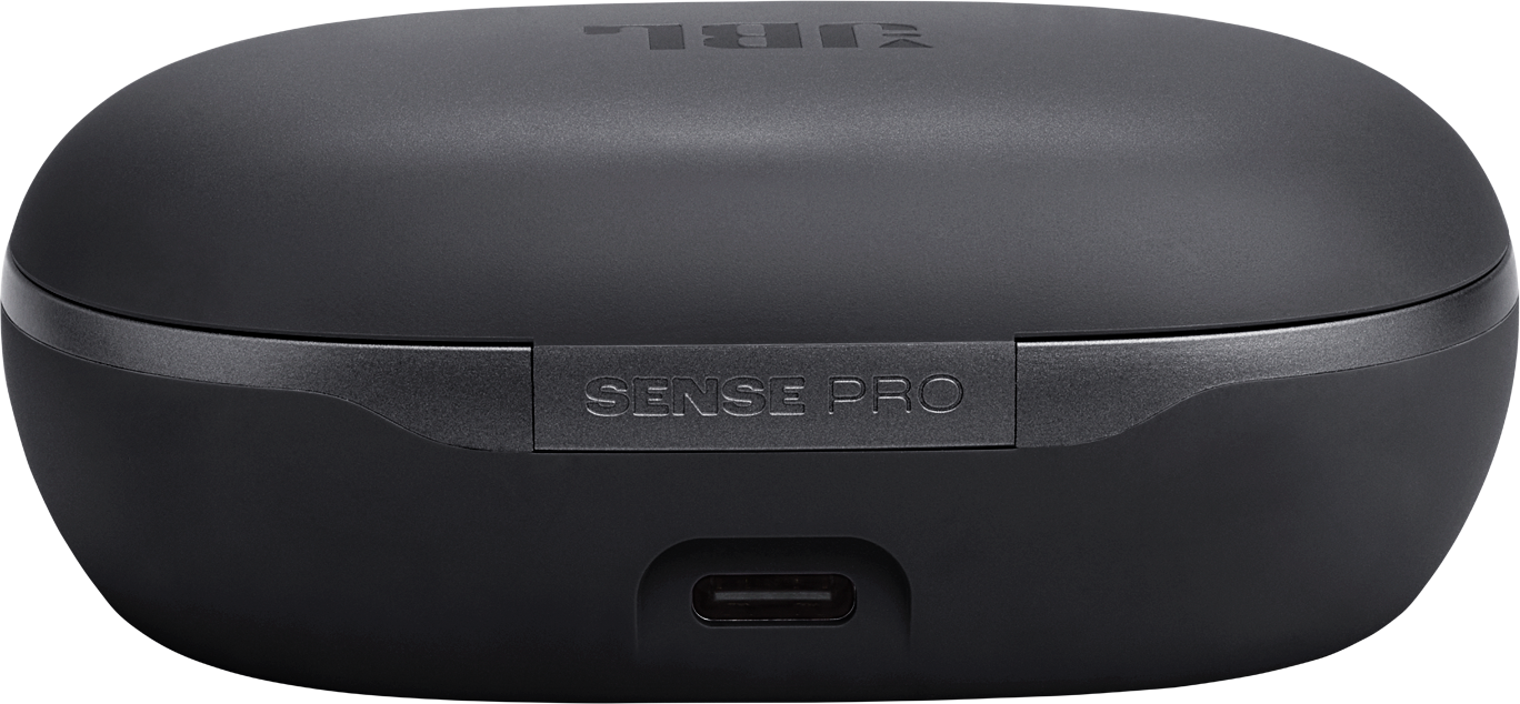 Ein schwarzes JBL Sense Pro Ladecase. Das Case hat eine abgerundete Oberseite und einen USB-C-Anschluss.