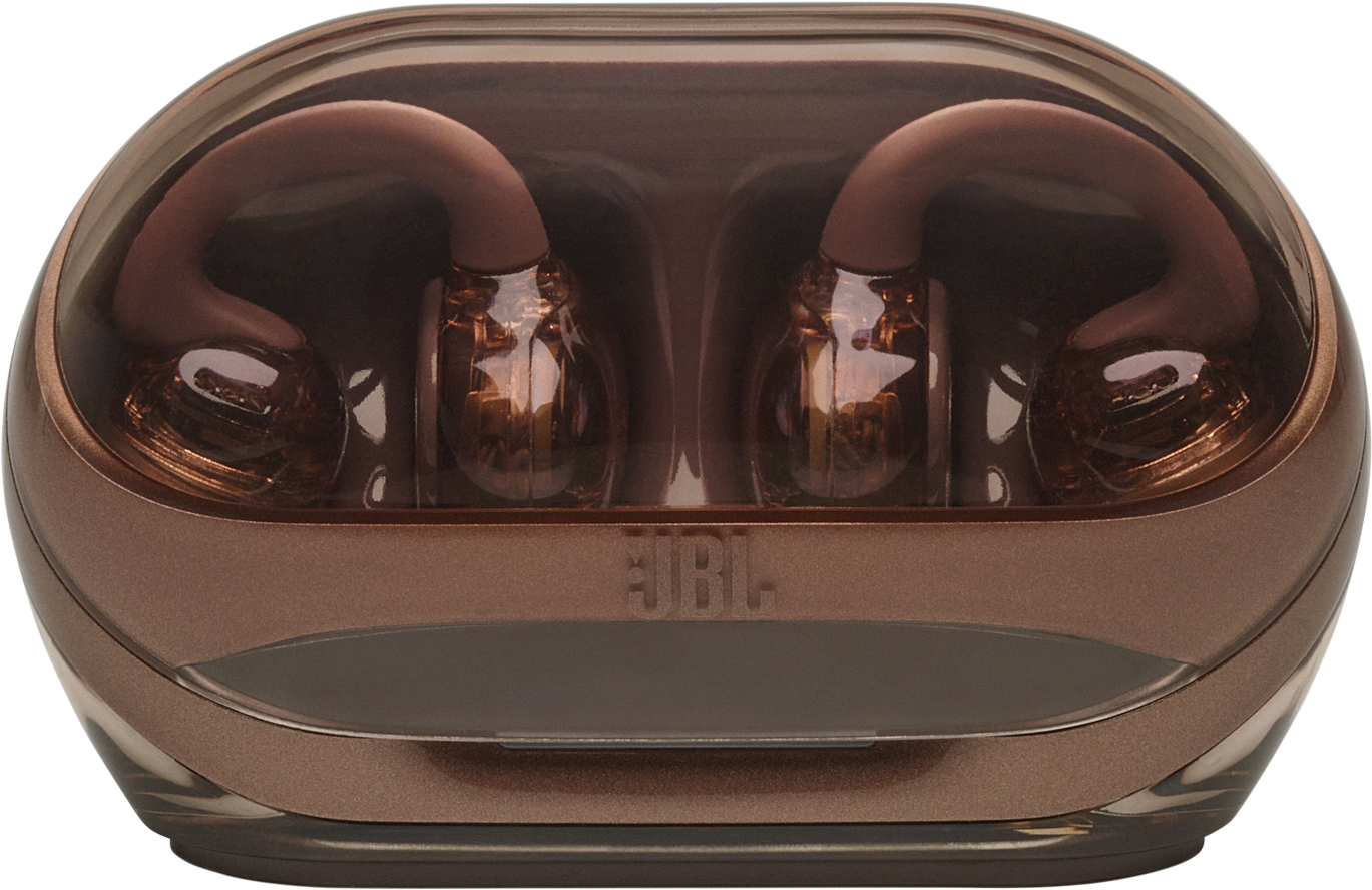 Primo piano di auricolari JBL marroni in una custodia. La custodia è trasparente. Gli auricolari hanno ganci per le orecchie. Logo JBL visibile.