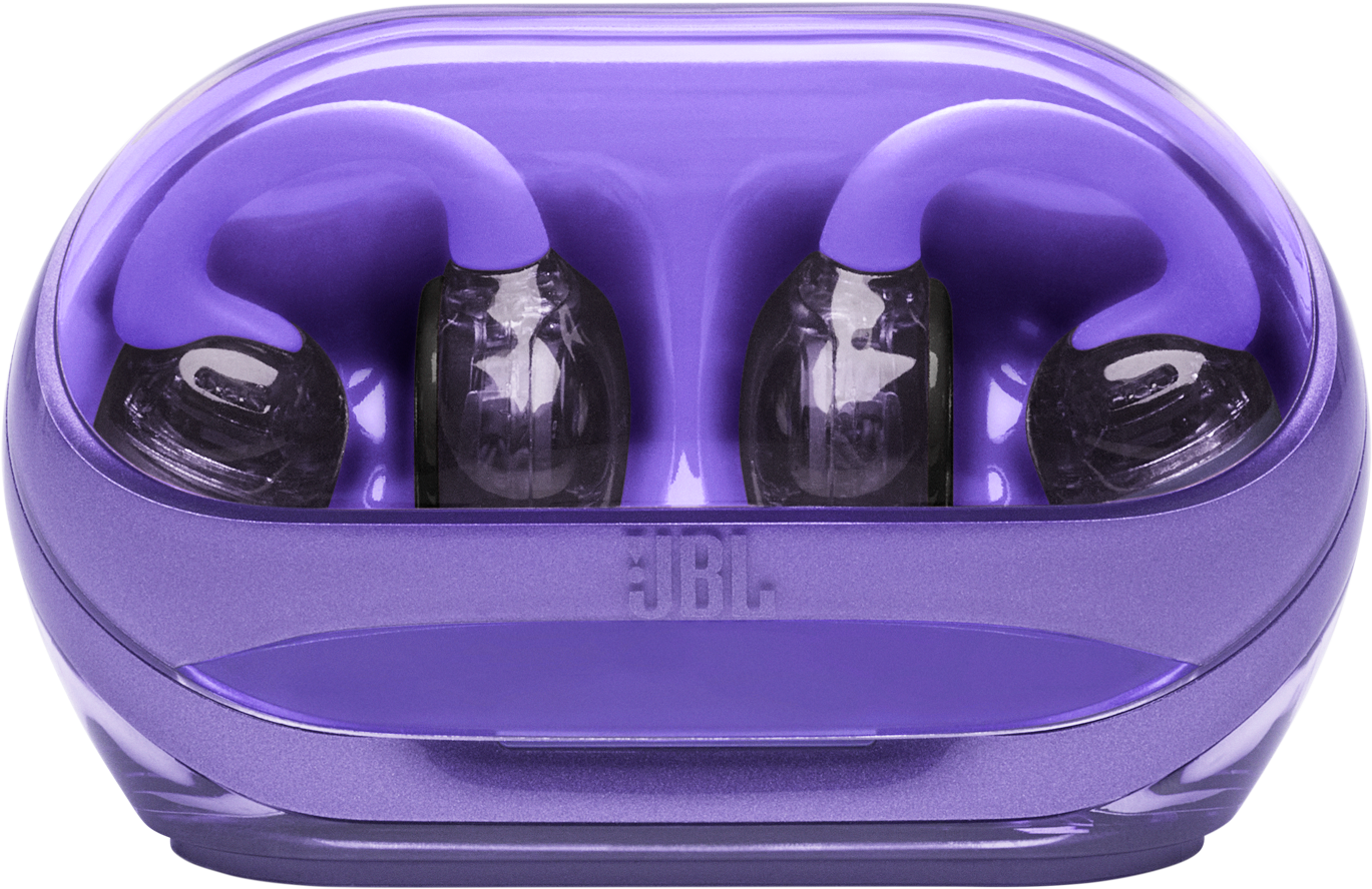 Écouteurs JBL violets dans leur étui de chargement. L'étui est également violet. Les écouteurs sont à l'intérieur.