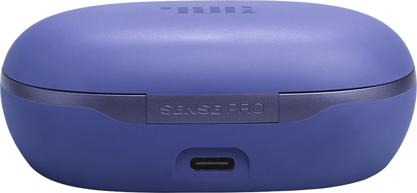 Nahaufnahme eines blauen JBL Sense Pro-Etuis. Das Etui hat ein dunkelgraues Band und die Worte 'SENSE PRO' sind sichtbar.
