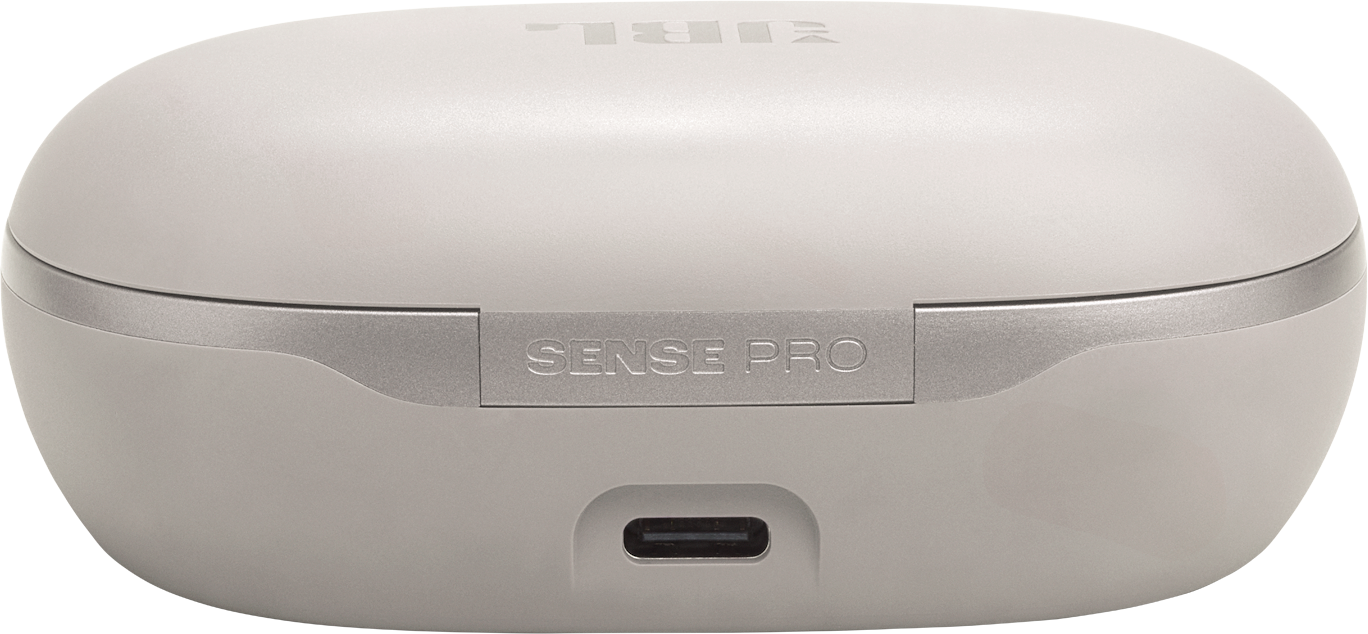 Nahaufnahme eines weißen JBL Sense Pro Ladecases. Das Case ist oval, mit 'SENSE PRO' und einem USB-C-Anschluss.