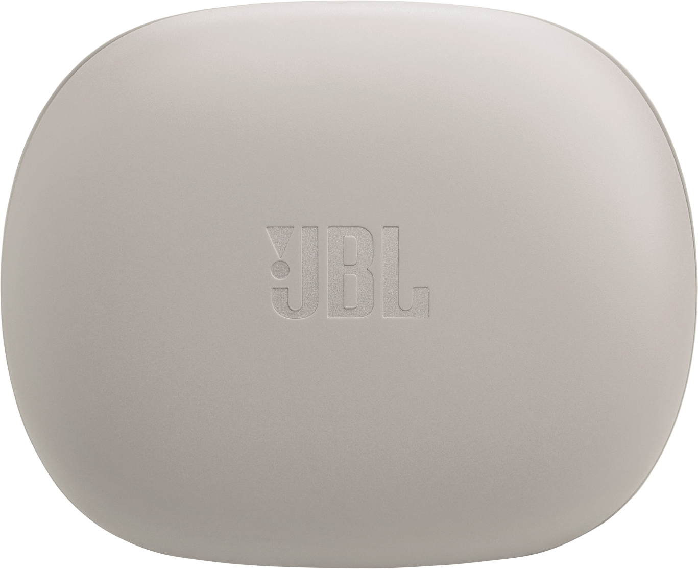 Nahaufnahme eines hellgrauen JBL-Ohrhörergehäuses. Das JBL-Logo ist auf dem Gehäuse eingeprägt. Der Hintergrund ist einfarbig schwarz.