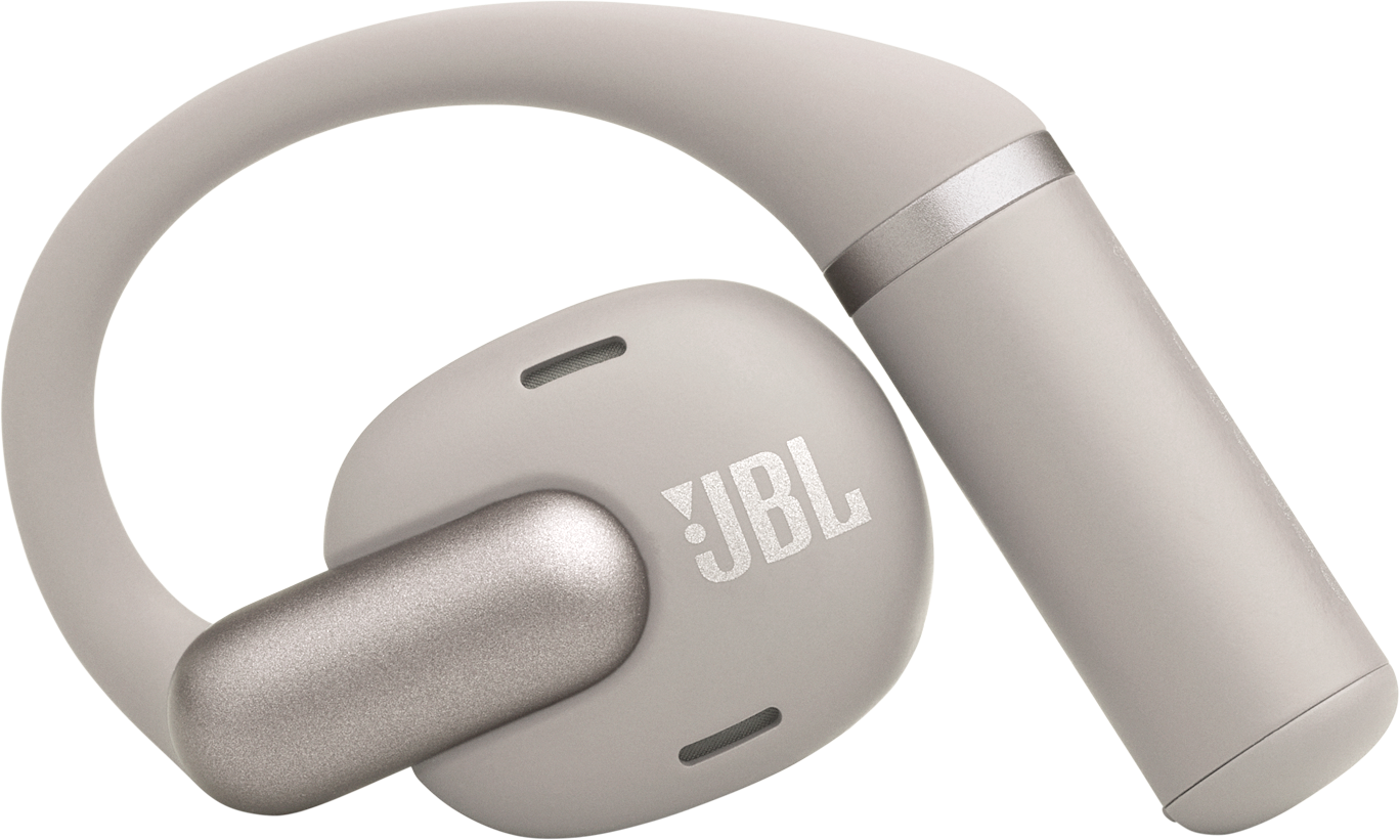 Nahaufnahme eines hellgrauen drahtlosen JBL-Ohrhörers. Der Ohrhörer hat eine Schlaufe über dem Ohr und das JBL-Logo ist sichtbar.