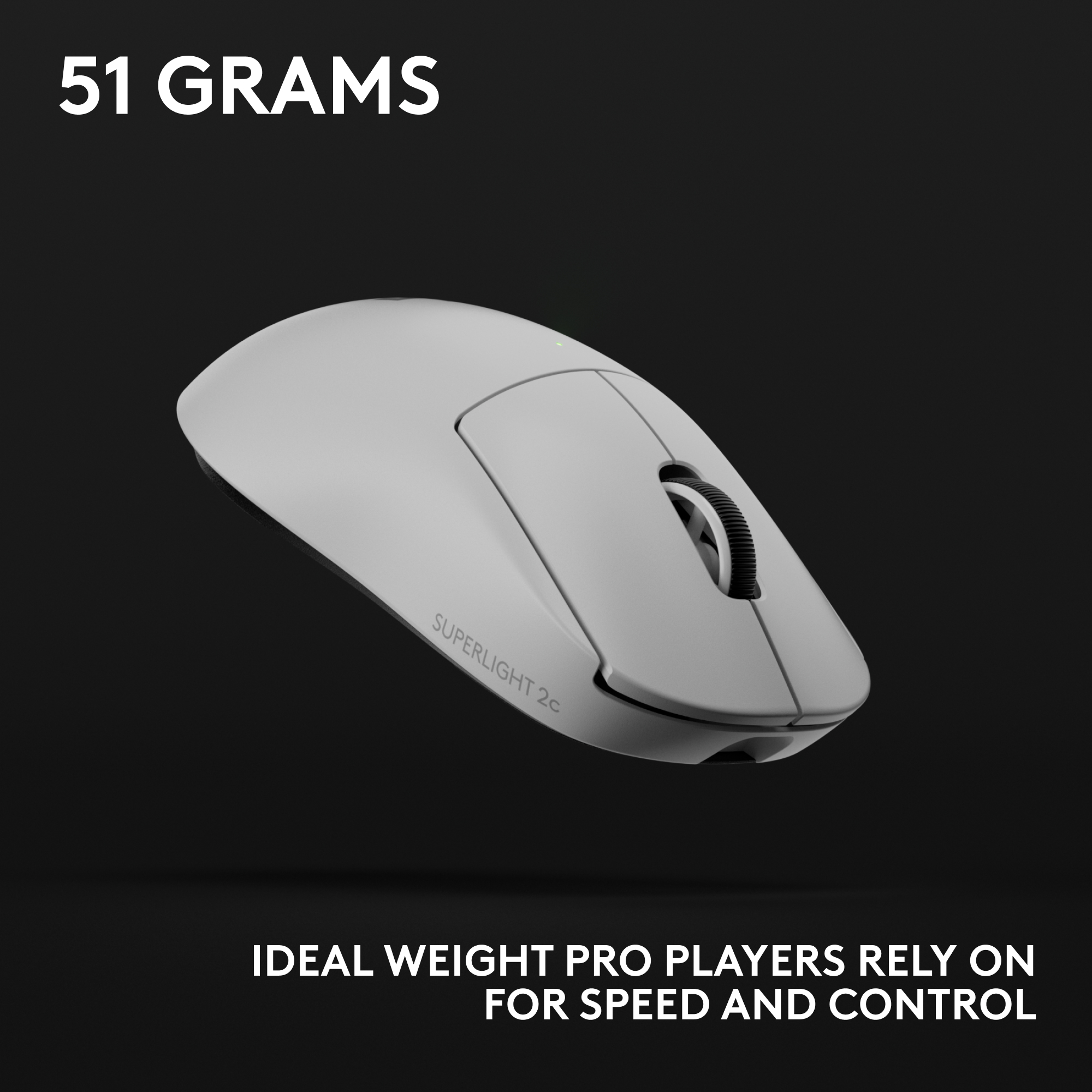 Eine weiße kabellose Gaming-Maus, betitelt 'Superlight 2c', mit schwarzem Scrollrad, auf schwarzem Hintergrund. Text: '51 GRAMM'.