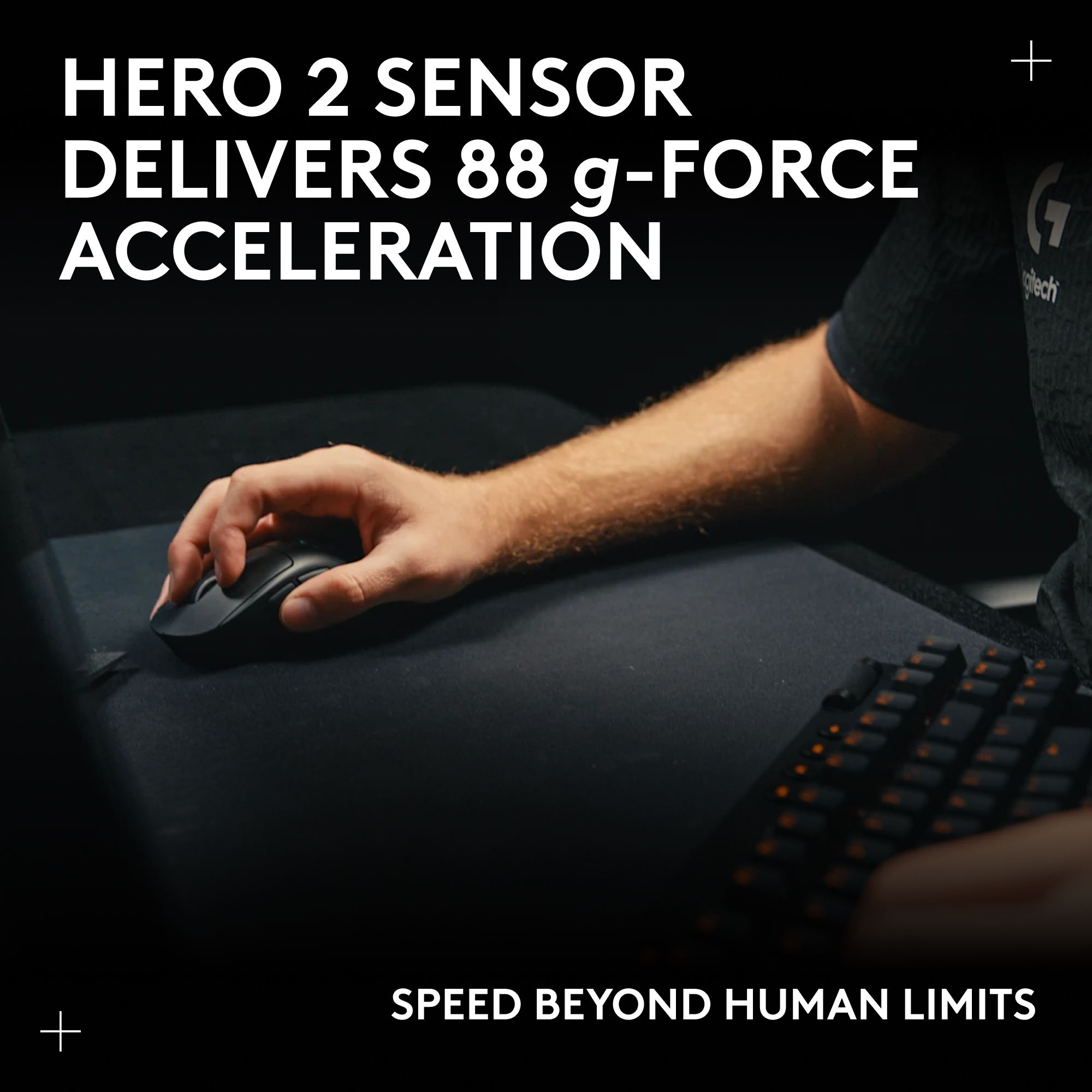 Eine Hand benutzt eine schwarze Maus auf einer schwarzen Oberfläche. Im Hintergrund befindet sich eine Tastatur. Der Text lautet 'Hero 2 Sensor'.