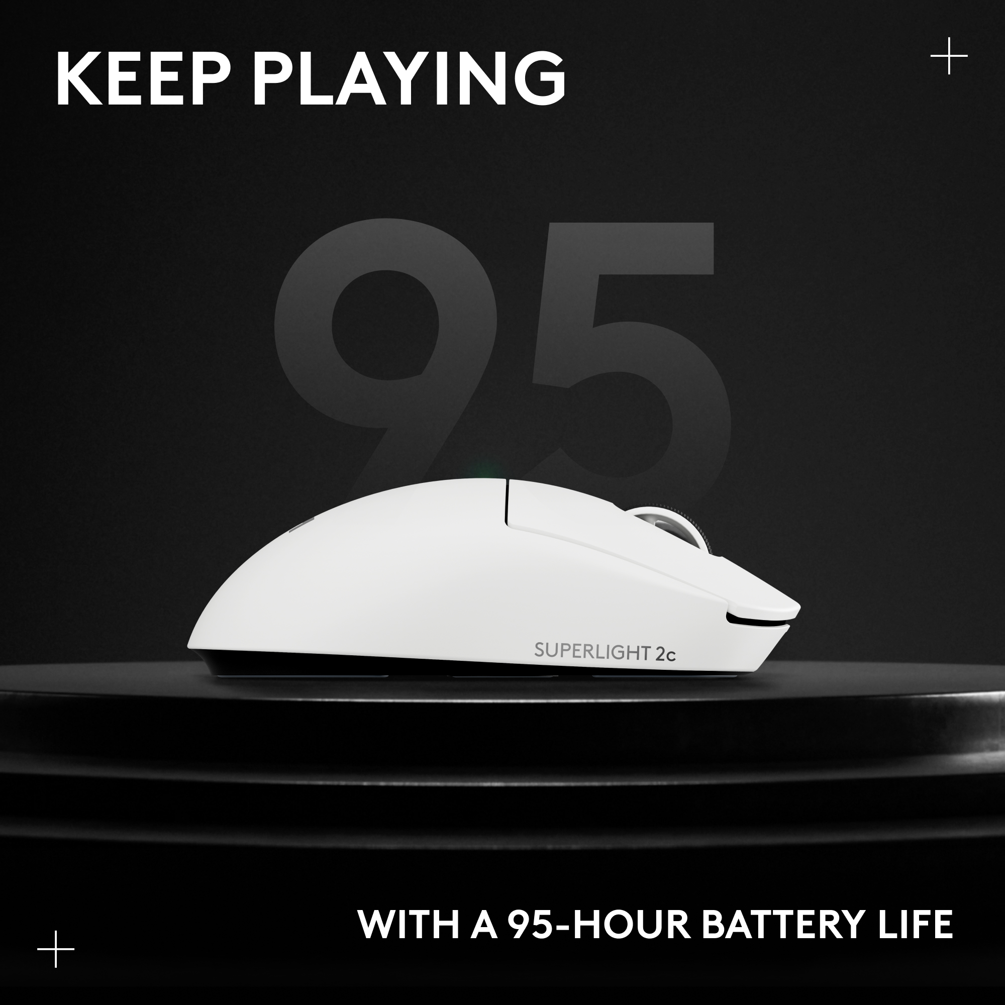 Weiße, kabellose Maus auf einem schwarzen Ständer, mit der Zahl 95. Der Text lautet 'Keep Playing' und '95-Stunden-Akkulaufzeit'.