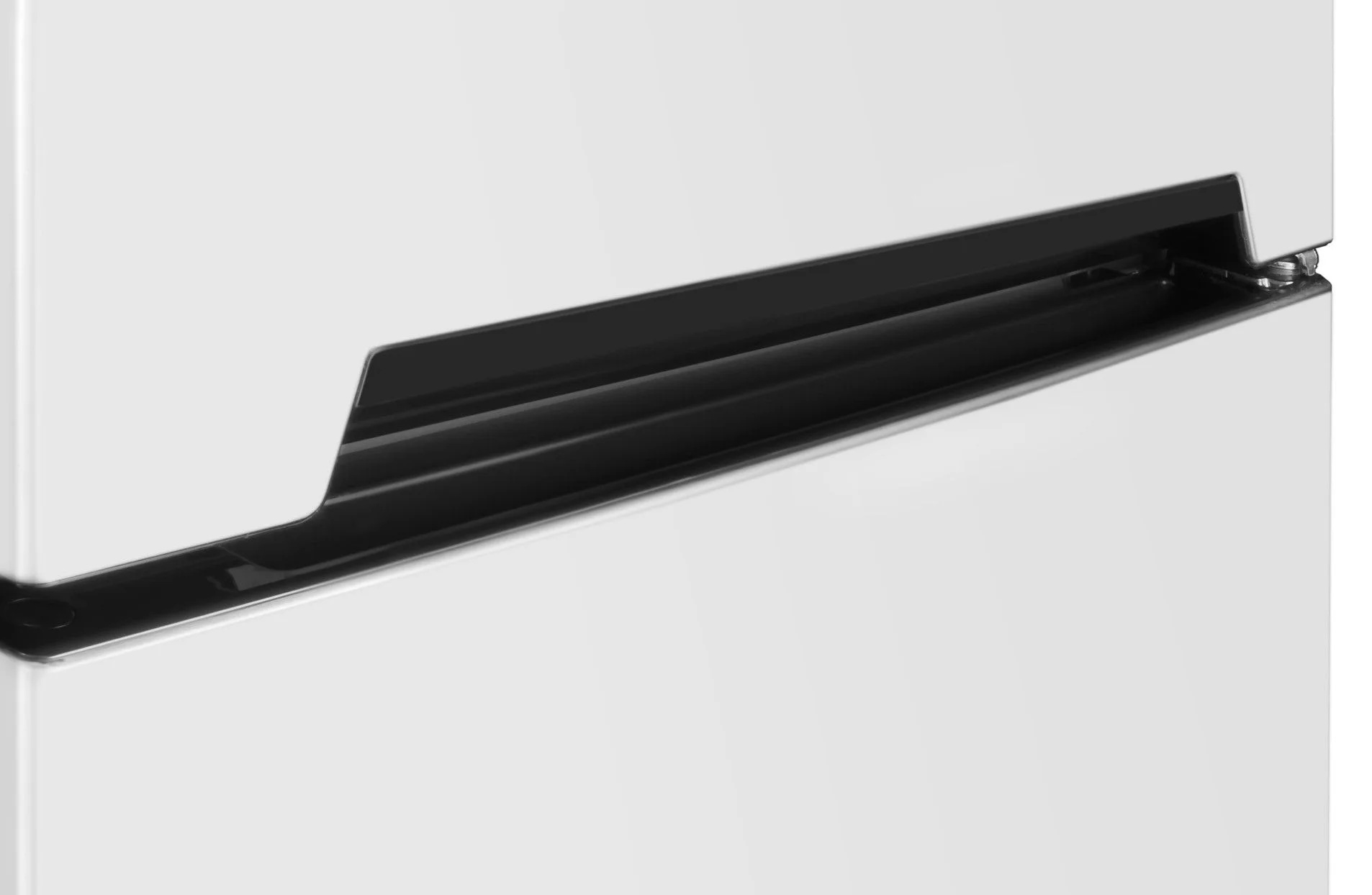 Zbliżenie białego obiektu z czarnym, prostokątnym wgłębieniem. Po prawej stronie widoczny jest srebrny zawias.