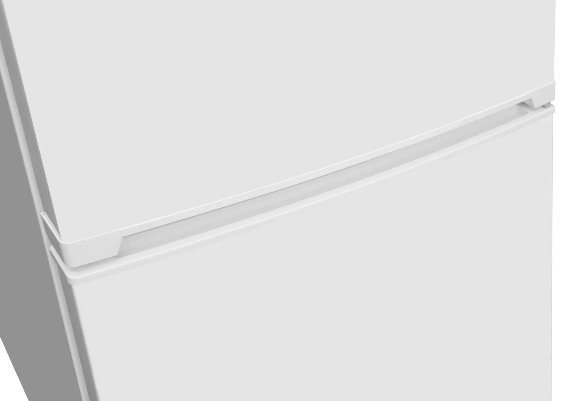 Zbliżenie białej lodówki. Górne drzwi mają wpuszczony uchwyt. Powierzchnia jest gładka i czysta.