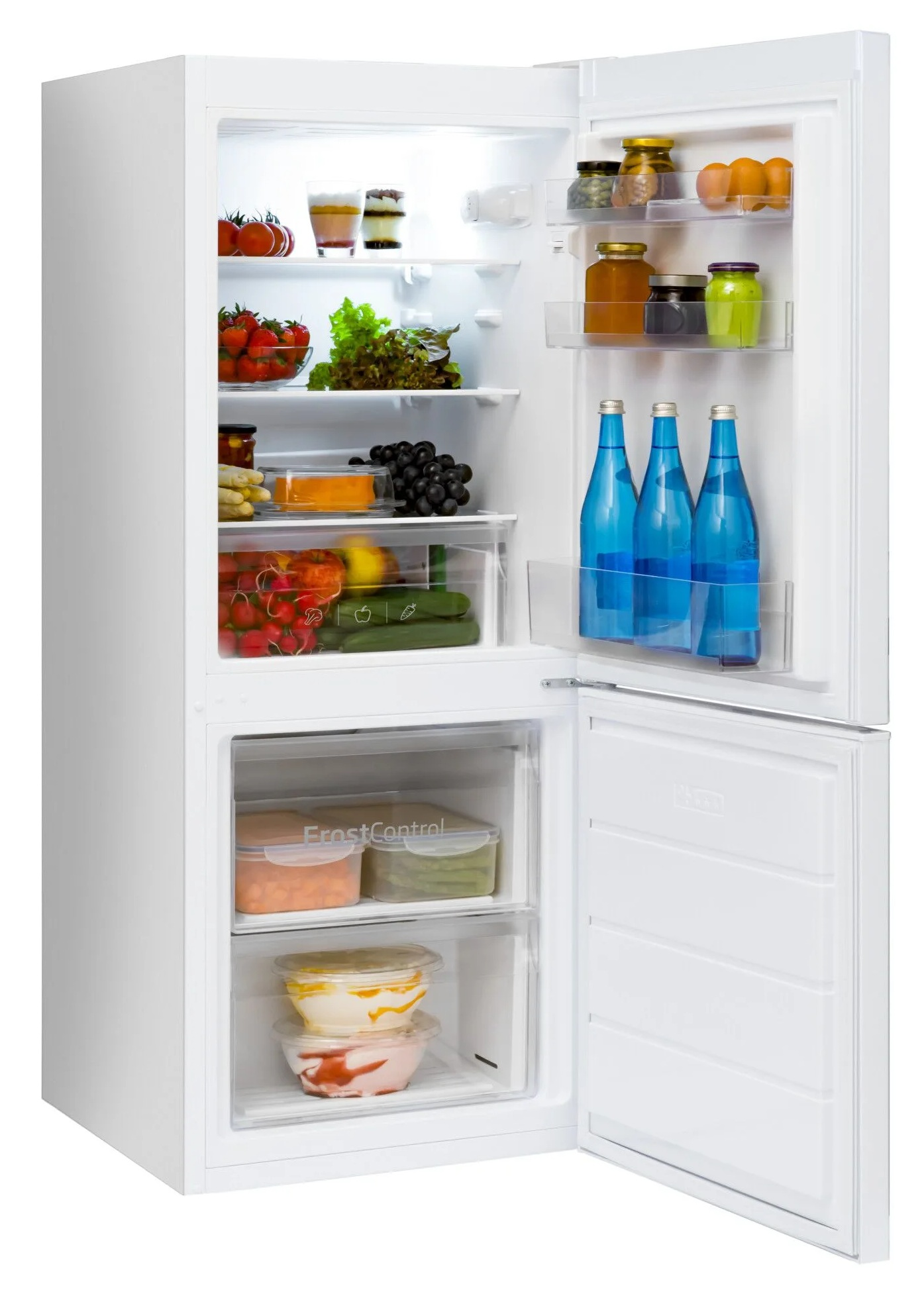 Otwarta lodówka wypełniona jedzeniem: pomidorami, truskawkami, sałatą, słoikami, butelkami i pojemnikami z różnymi artykułami.