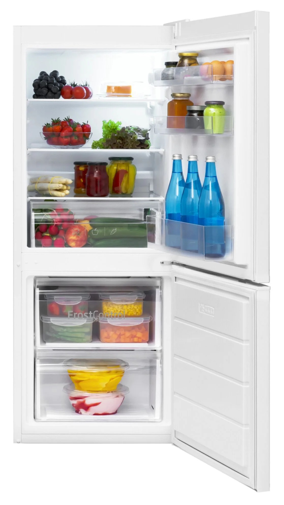 Otwarta biała lodówka wypełniona jedzeniem: owoce, warzywa, słoiki, butelki z wodą i pojemniki. Widoczna jest również część zamrażarki.