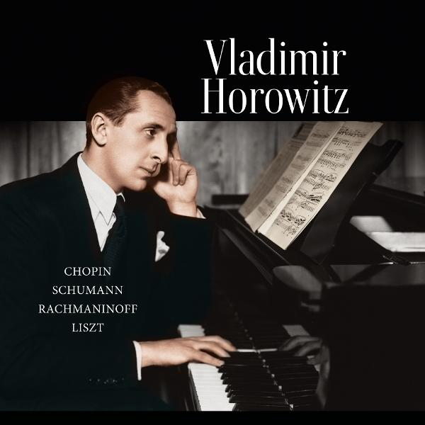 Vladimir Horowitz am Klavier. Er trägt einen Anzug. Noten sind sichtbar. Namen der Komponisten: Chopin, Schumann, Rachmaninoff, Liszt.