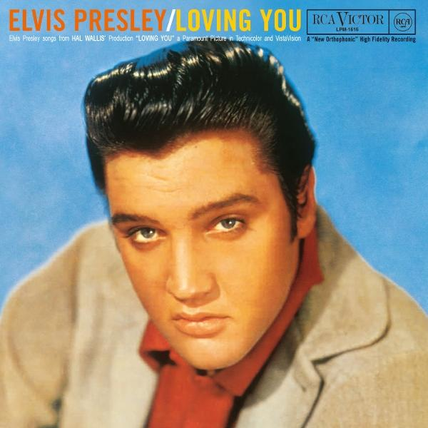 Albumcover von Elvis Presley, 'Loving You'. Porträt von Elvis mit zurückgegeltem Haar, rotem Hemd und grauem Jackett. Blauer Hintergrund.