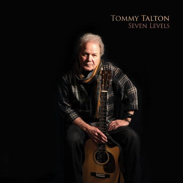 Tommy Talton, mit Gitarre, vor schwarzem Hintergrund. Er trägt ein kariertes Hemd und Schal. Albumtitel ist 'Seven Levels'.