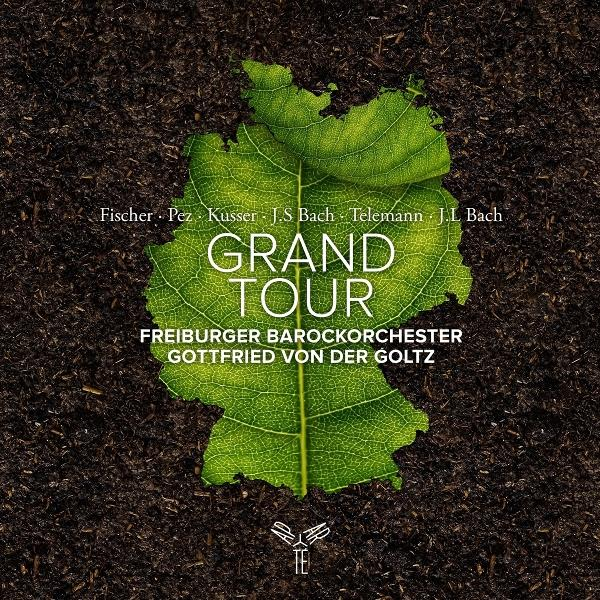 Das Bild zeigt ein Blatt in Form Deutschlands mit Text 'GRAND TOUR', Namen und 'FREIBURGER BAROCKORCHESTER'.