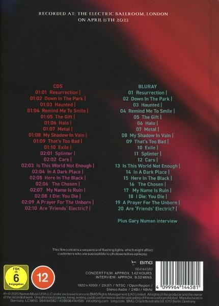 Trackliste für CDs und Blu-rays mit Text auf dunklem Hintergrund. Roter und grüner Text ist sichtbar. Bewertungssymbole sind vorhanden.