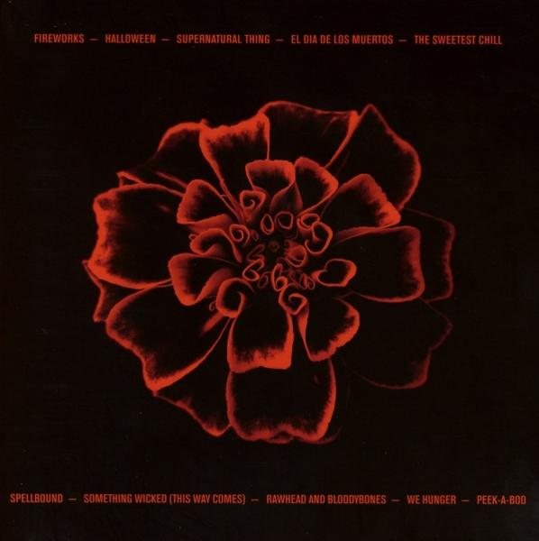 Rote Blume auf schwarzem Hintergrund. Text oben: Feuerwerk, Halloween. Text unten: Spellbound, Something Wicked.
