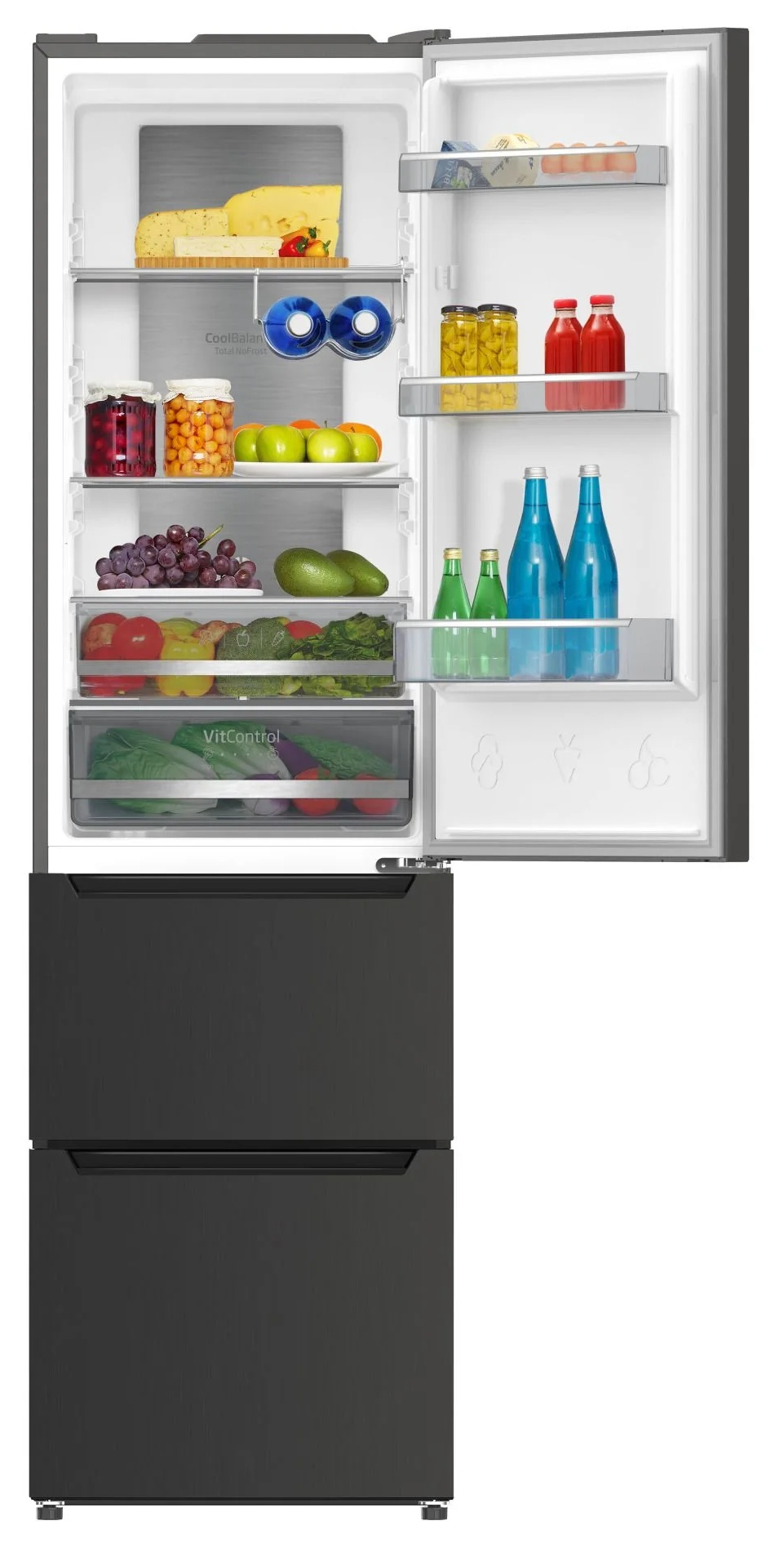 Otwarta lodówka wypełniona jedzeniem: ser, owoce, warzywa, słoiki i butelki. Czarne drzwi lodówki zamknięte na dole.