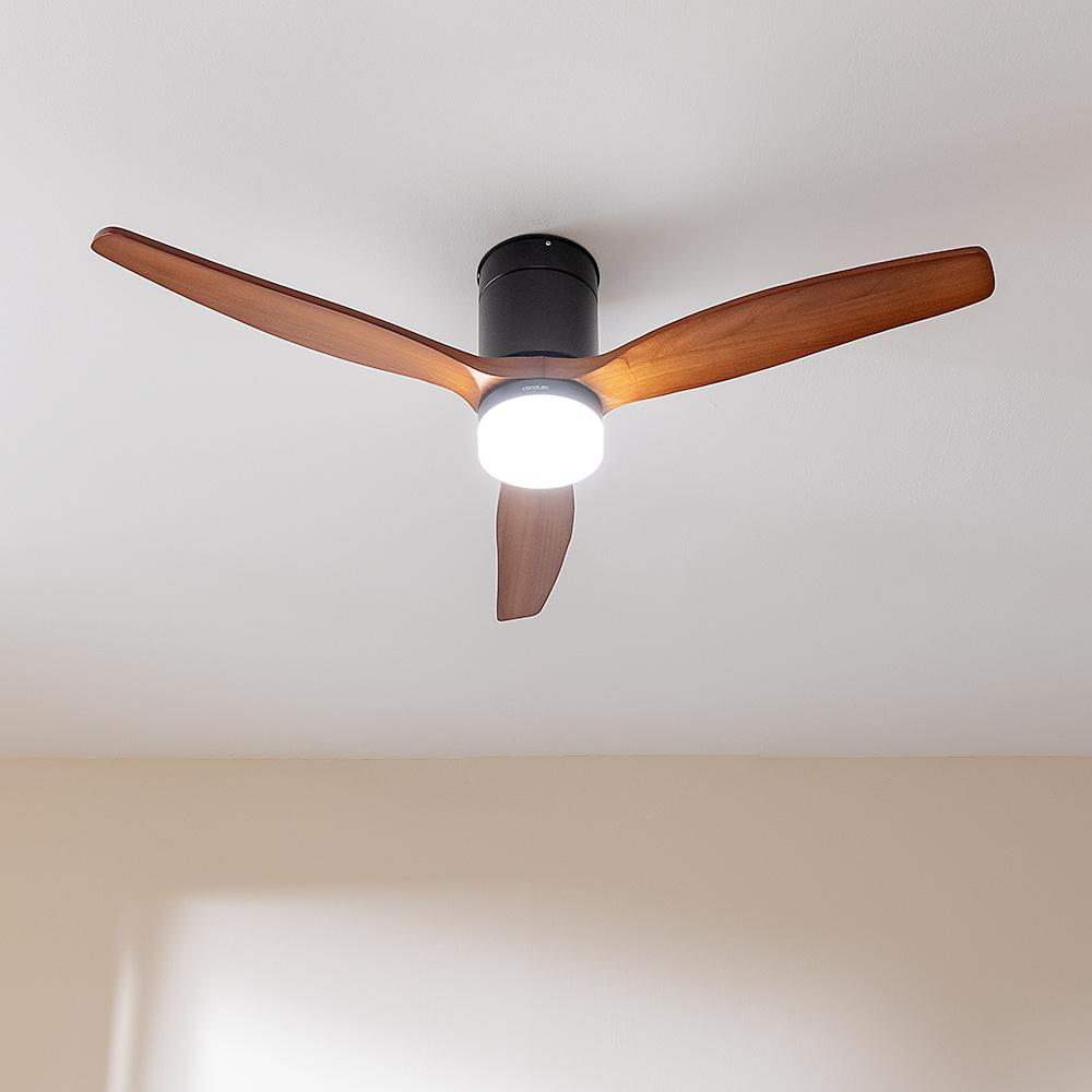 Un ventilador de techo con tres aspas de madera y una lámpara central. El ventilador está montado en un techo blanco.
